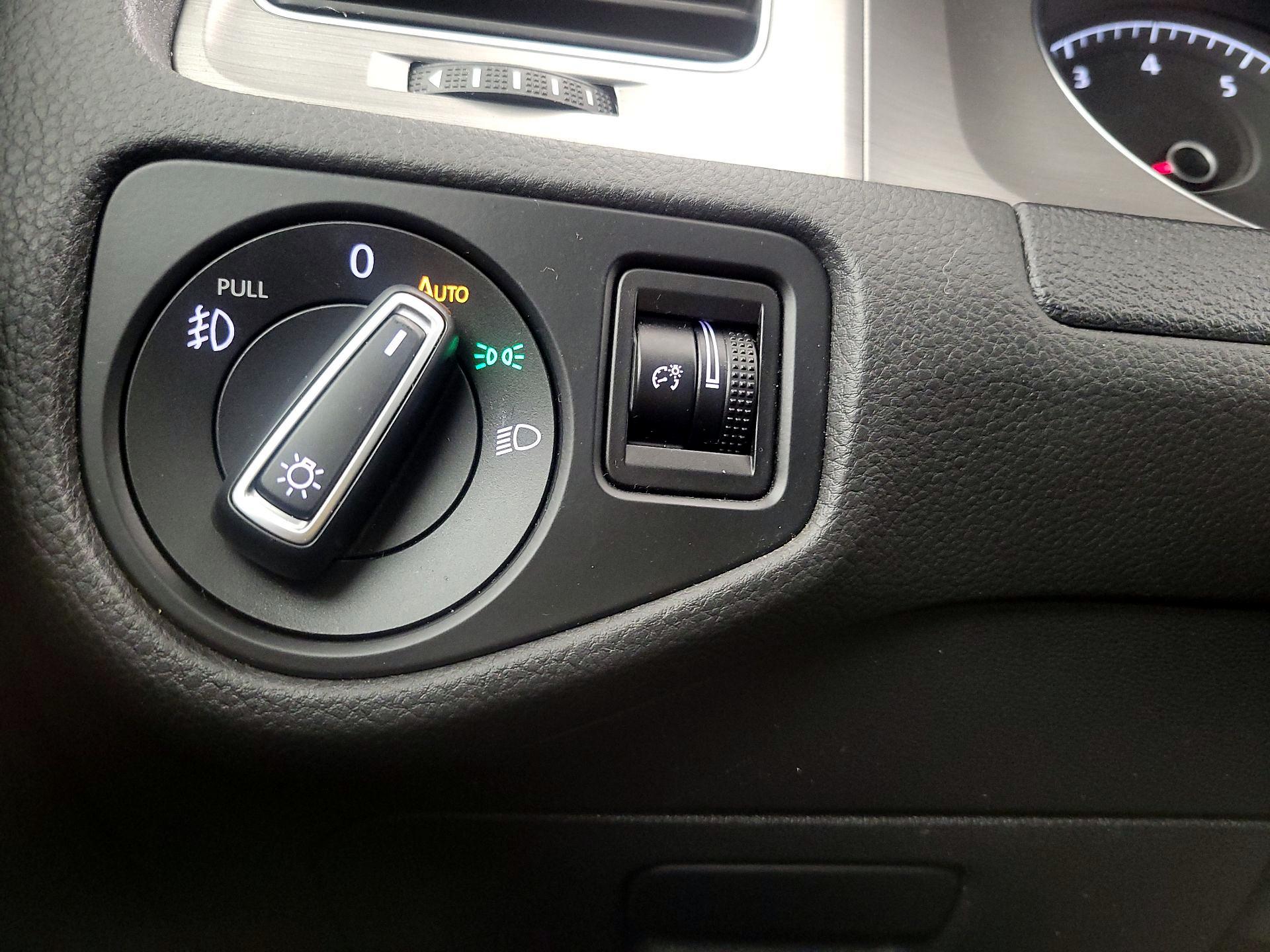 Thumbnail: 2017 Volkswagen Golf - 13