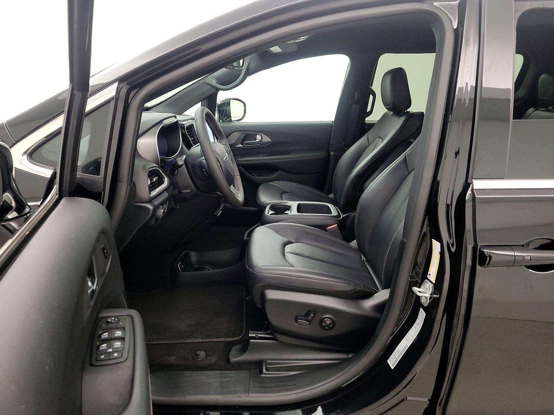 Thumbnail: 2025 Chrysler Pacifica - 11