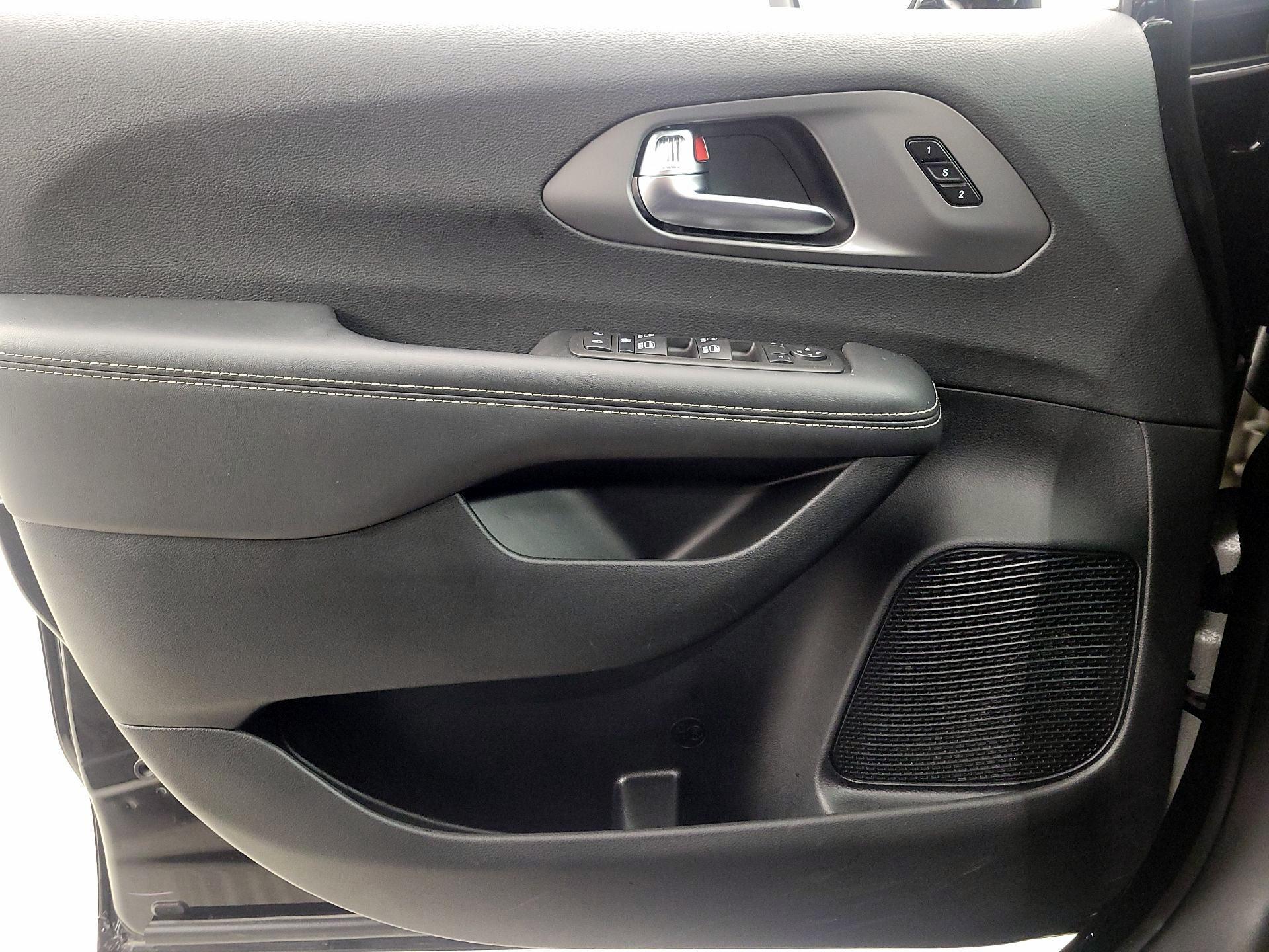 Thumbnail: 2025 Chrysler Pacifica - 12