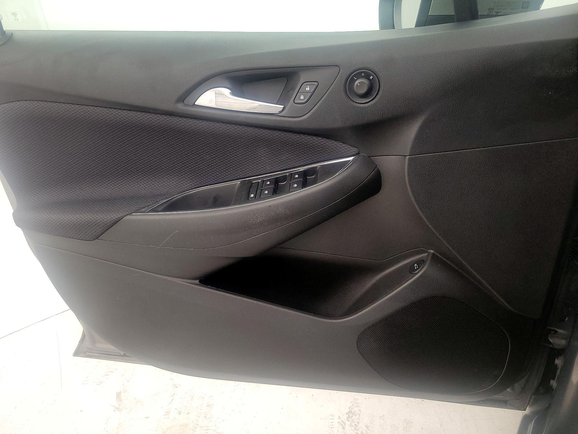 Thumbnail: 2018 Chevrolet Cruze - 12