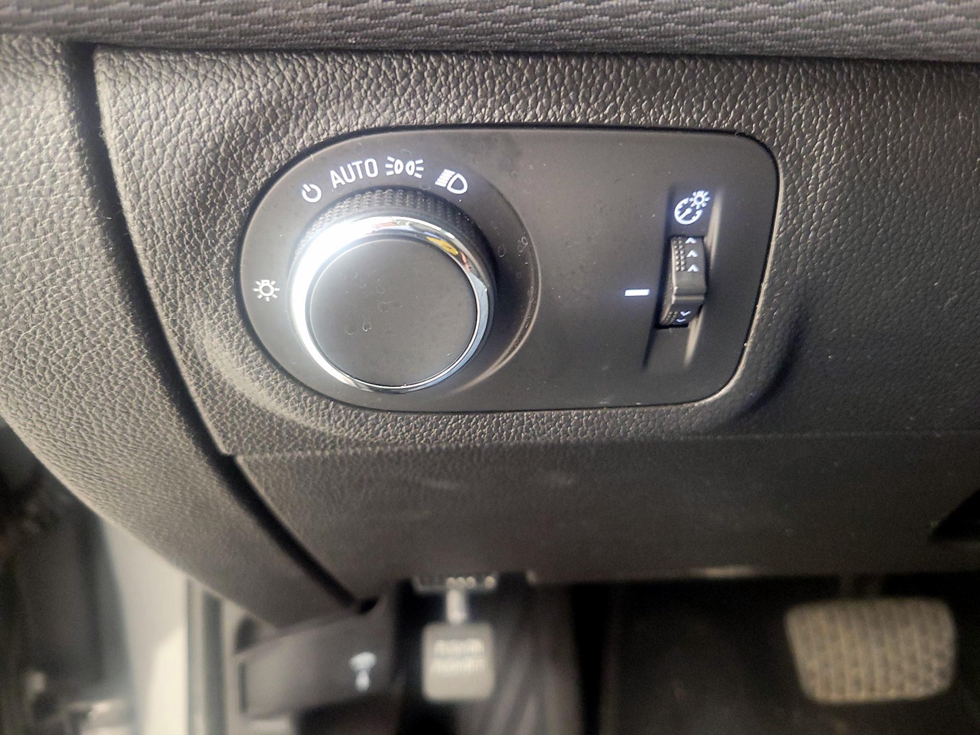 Thumbnail: 2018 Chevrolet Cruze - 13