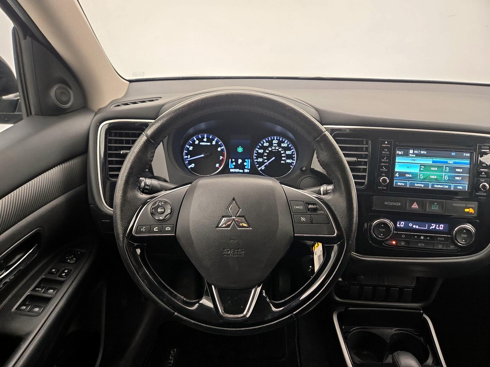 Thumbnail: 2017 Mitsubishi Outlander - 10