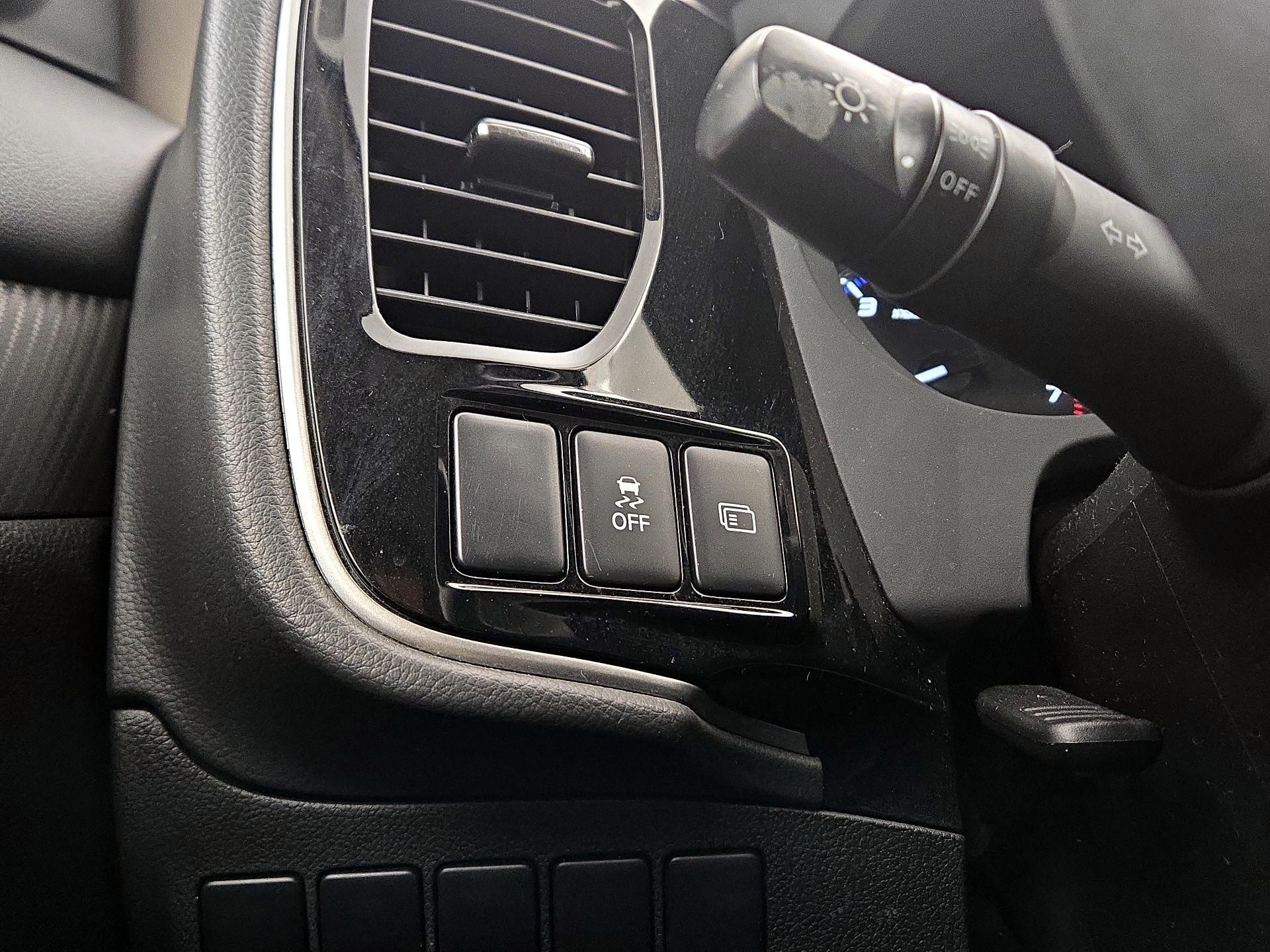 Thumbnail: 2017 Mitsubishi Outlander - 13