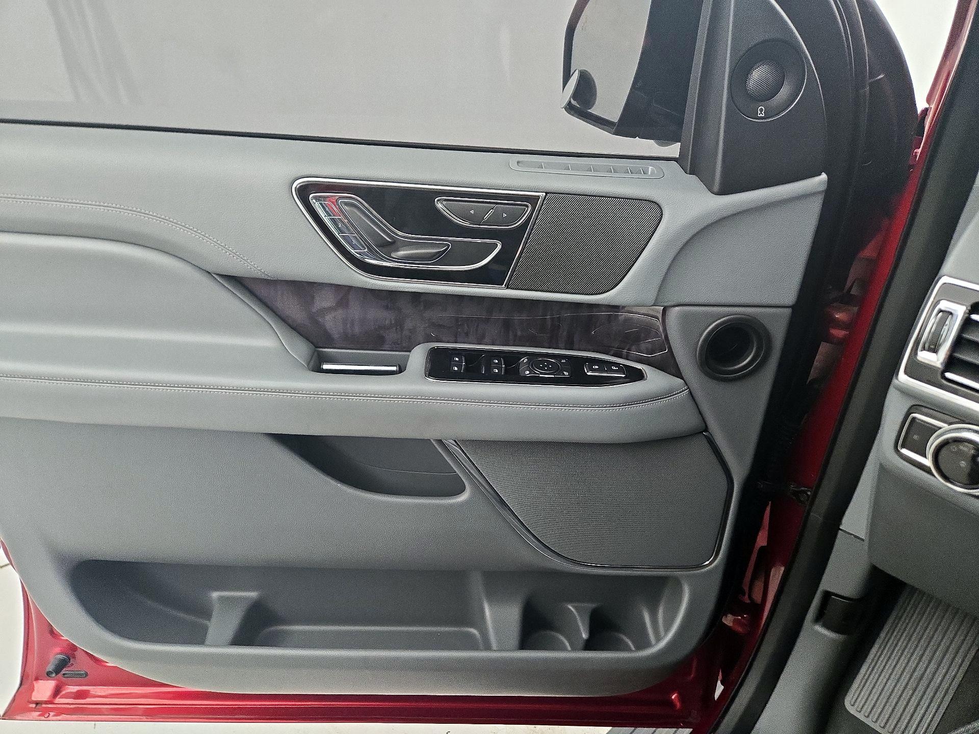 Thumbnail: 2018 Lincoln Navigator - 12