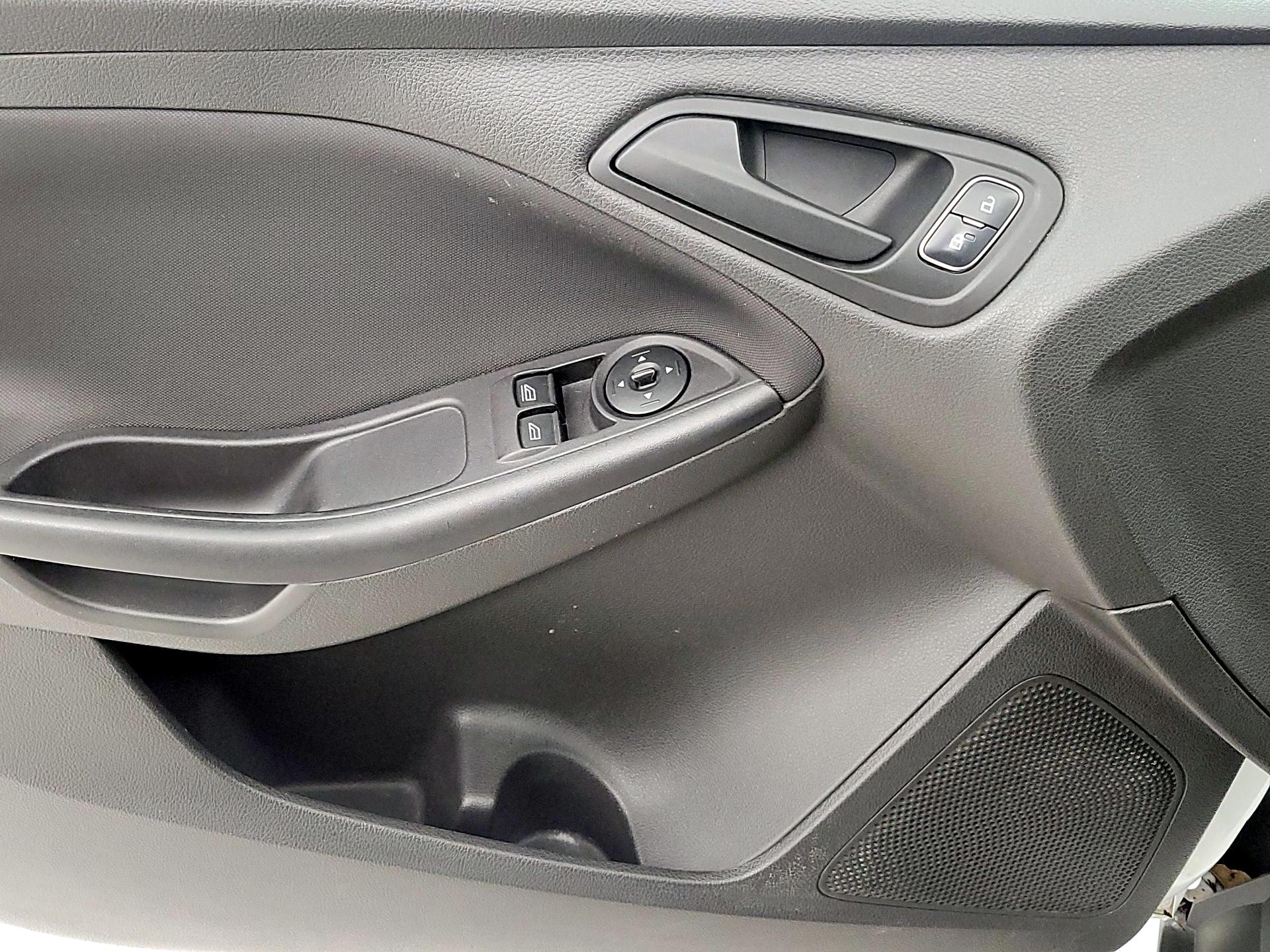 Thumbnail: 2015 Ford Focus - 12