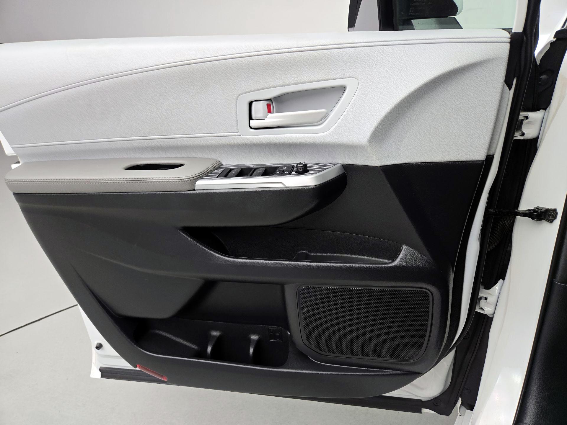 Thumbnail: 2025 Toyota Sienna - 12