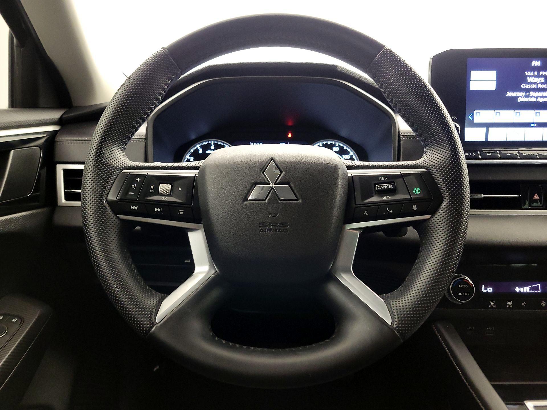 Thumbnail: 2023 Mitsubishi Outlander - 10