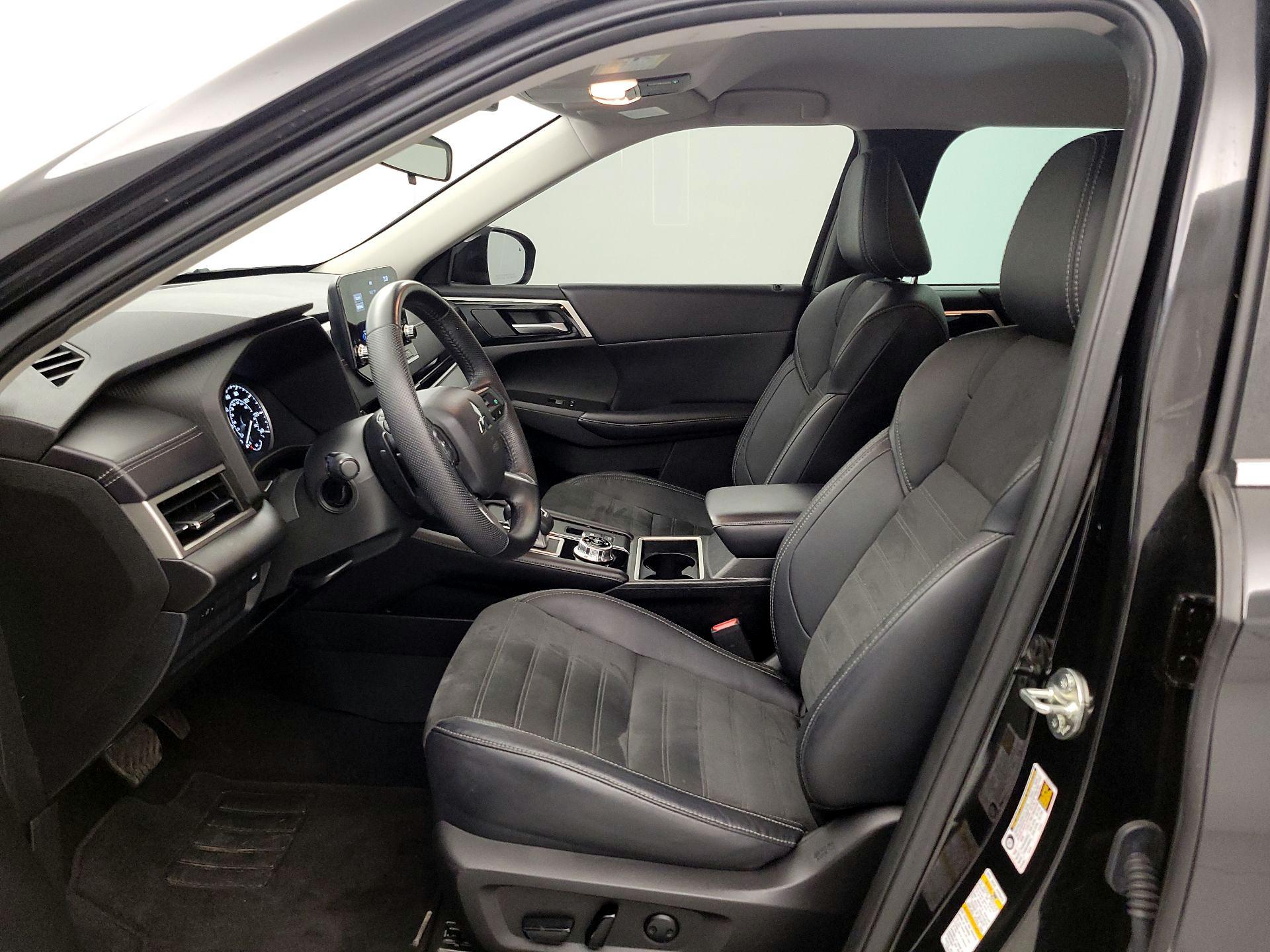 Thumbnail: 2023 Mitsubishi Outlander - 11