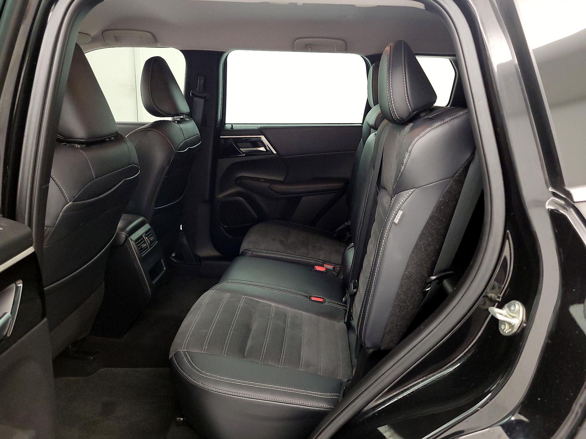 Thumbnail: 2023 Mitsubishi Outlander - 20