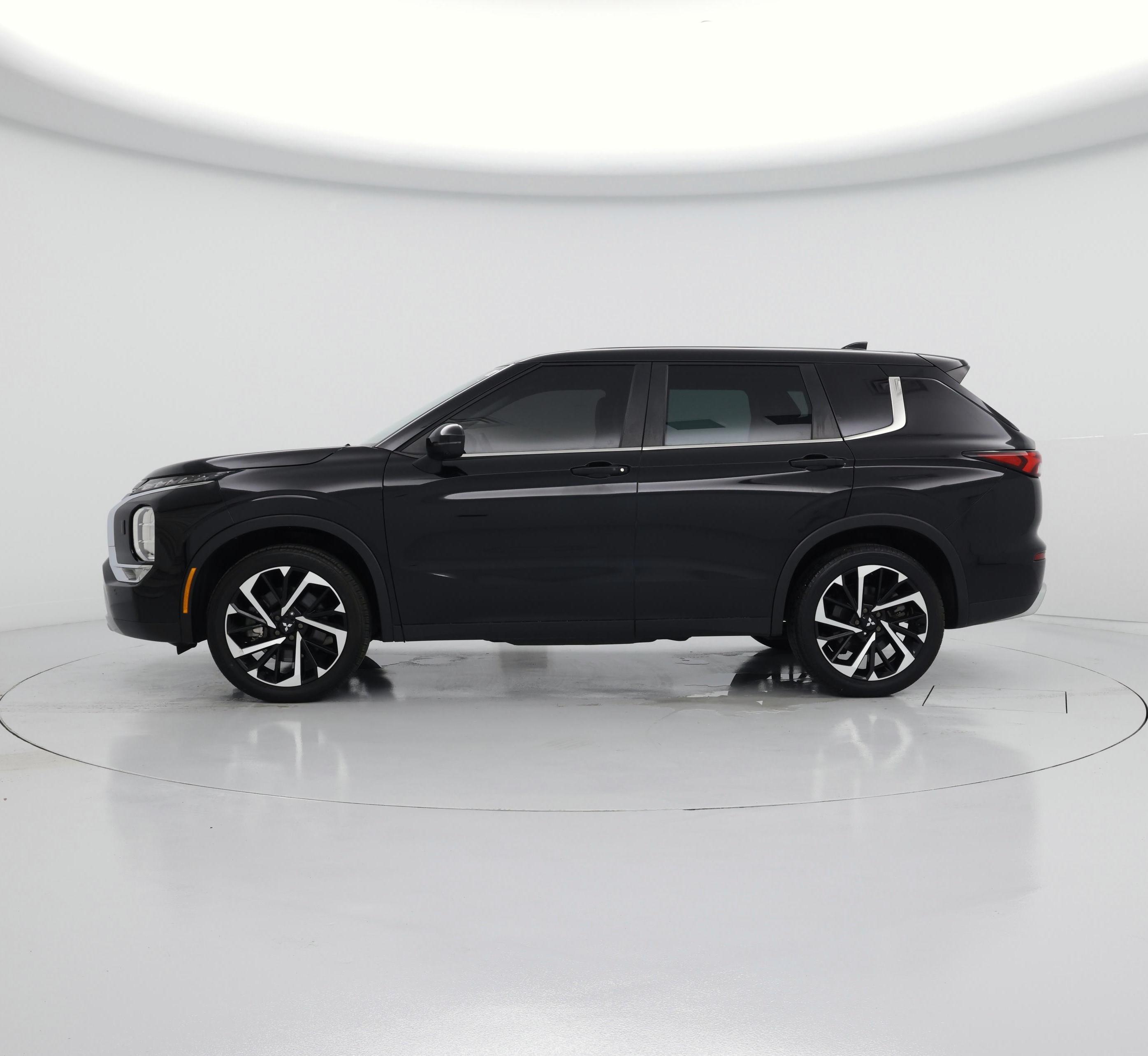 Thumbnail: 2023 Mitsubishi Outlander - 3