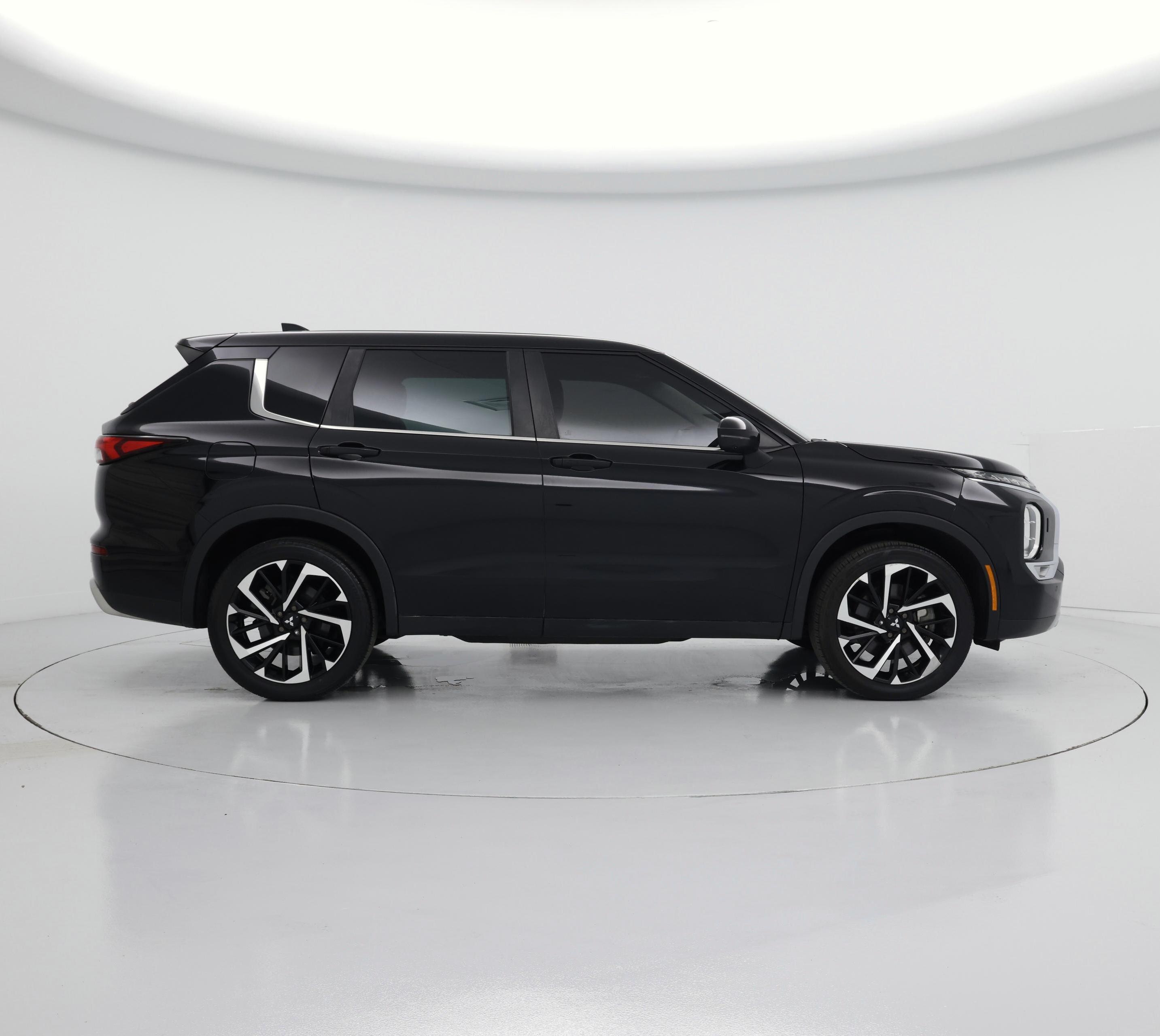 Thumbnail: 2023 Mitsubishi Outlander - 7