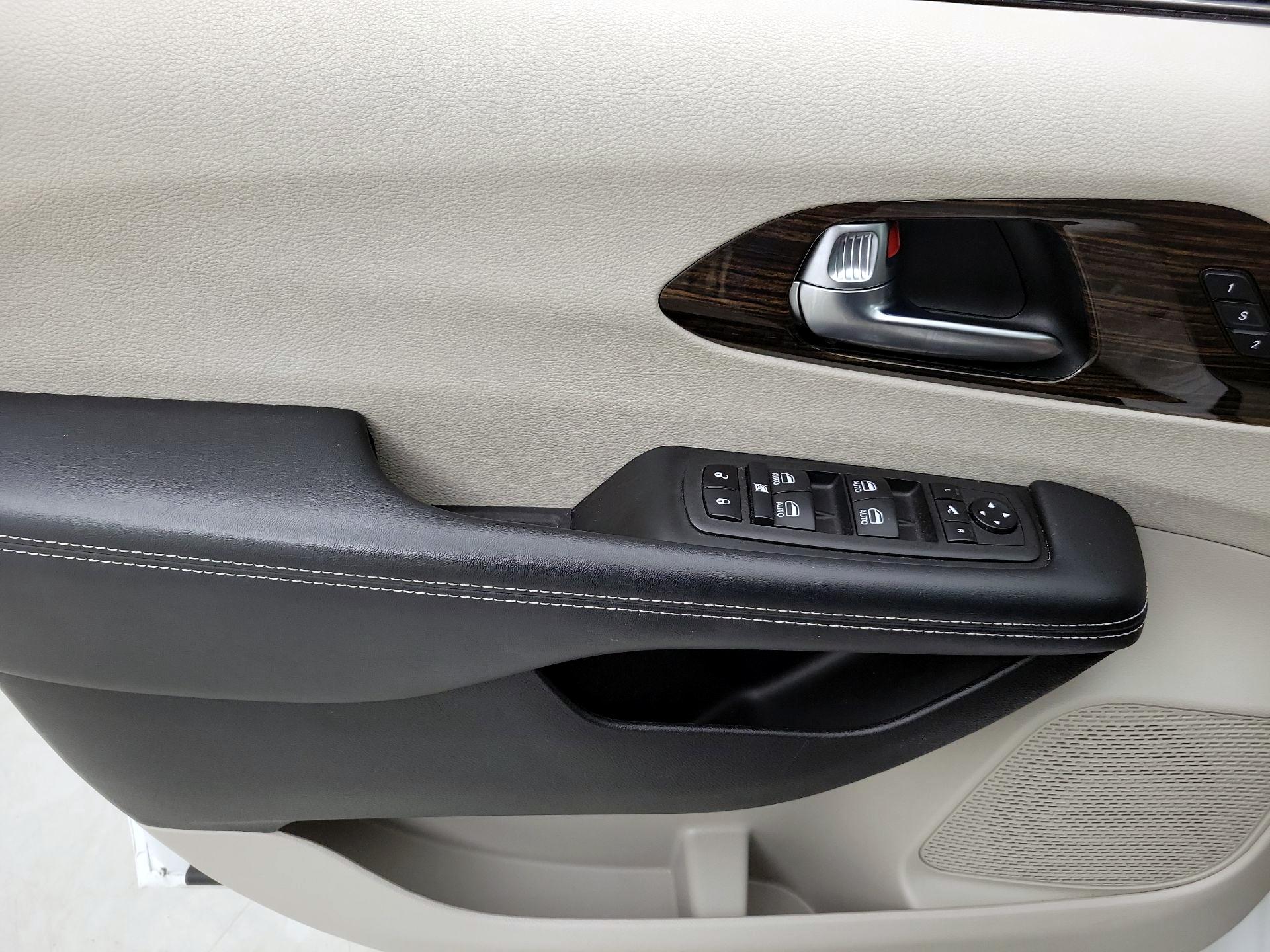 Thumbnail: 2023 Chrysler Pacifica - 12