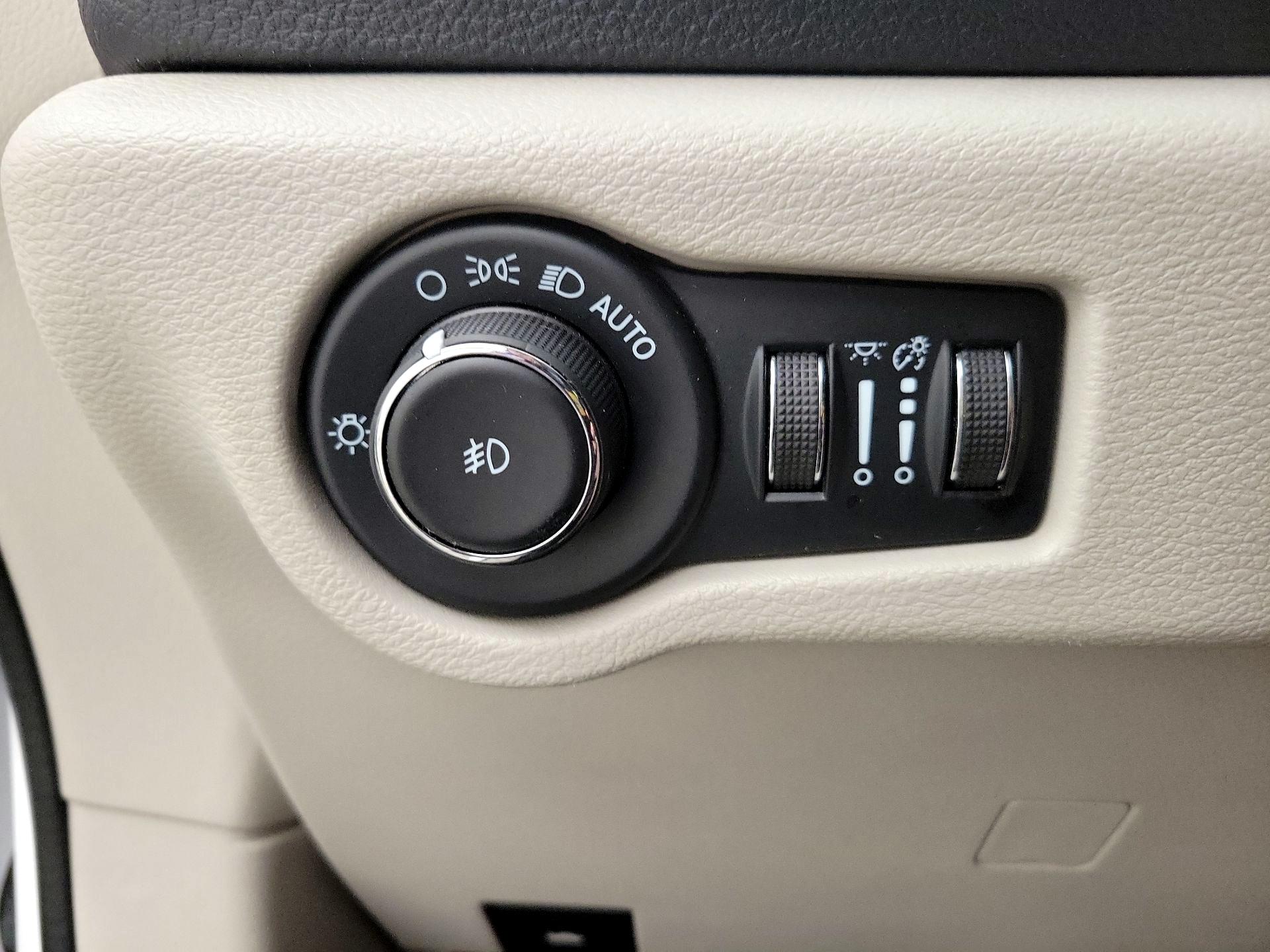 Thumbnail: 2023 Chrysler Pacifica - 13