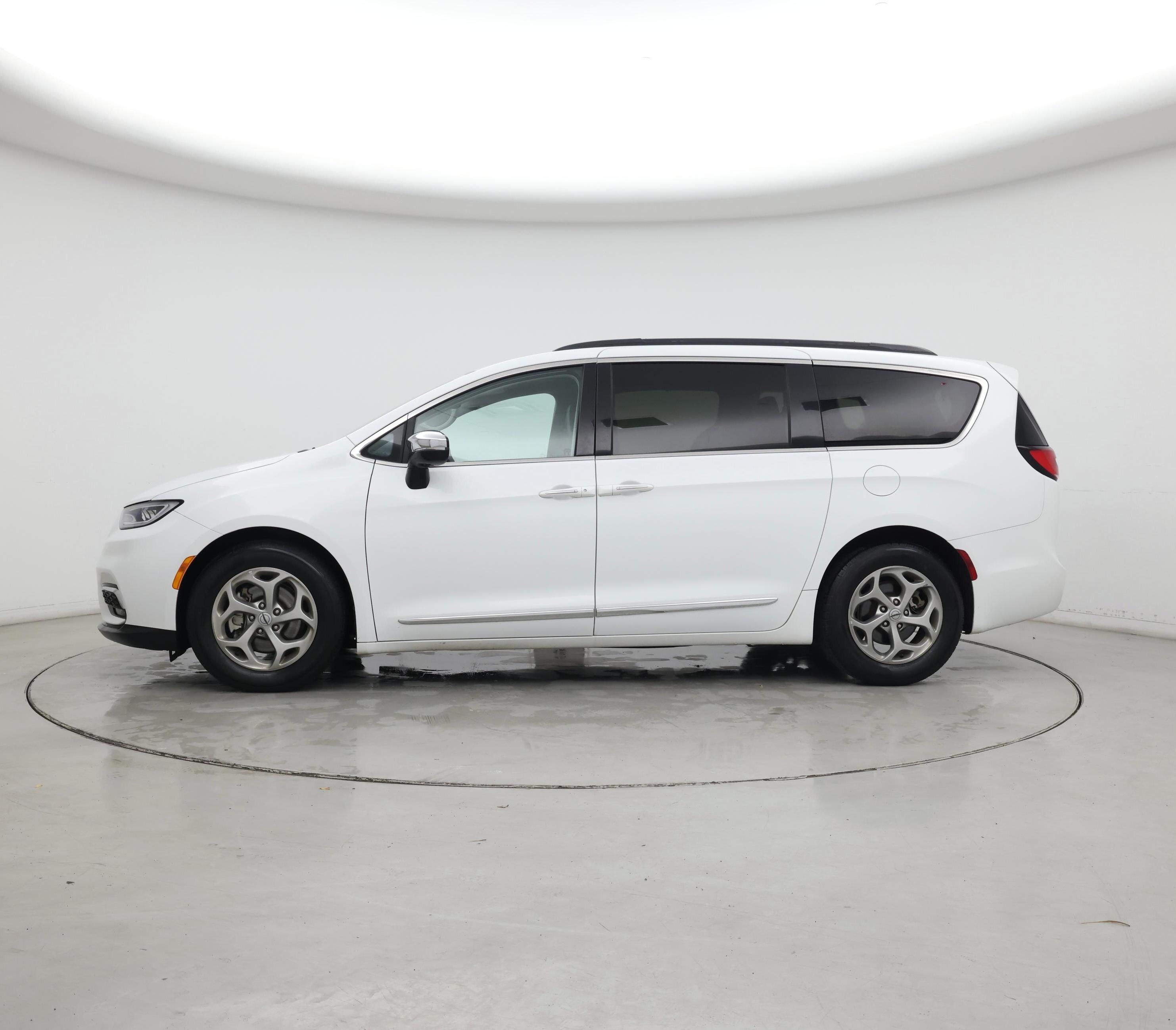 Thumbnail: 2023 Chrysler Pacifica - 3