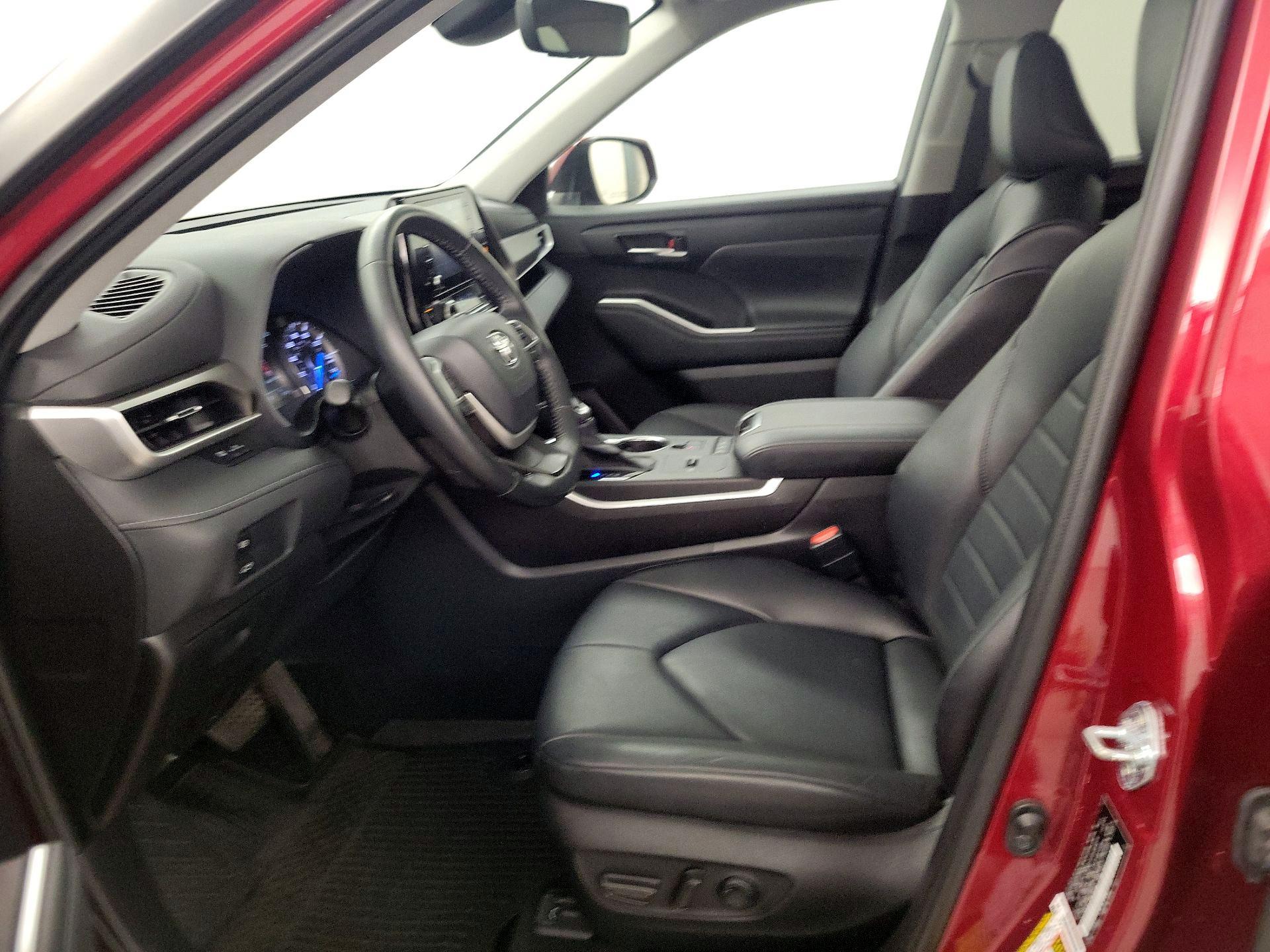 Thumbnail: 2022 Toyota Highlander - 11