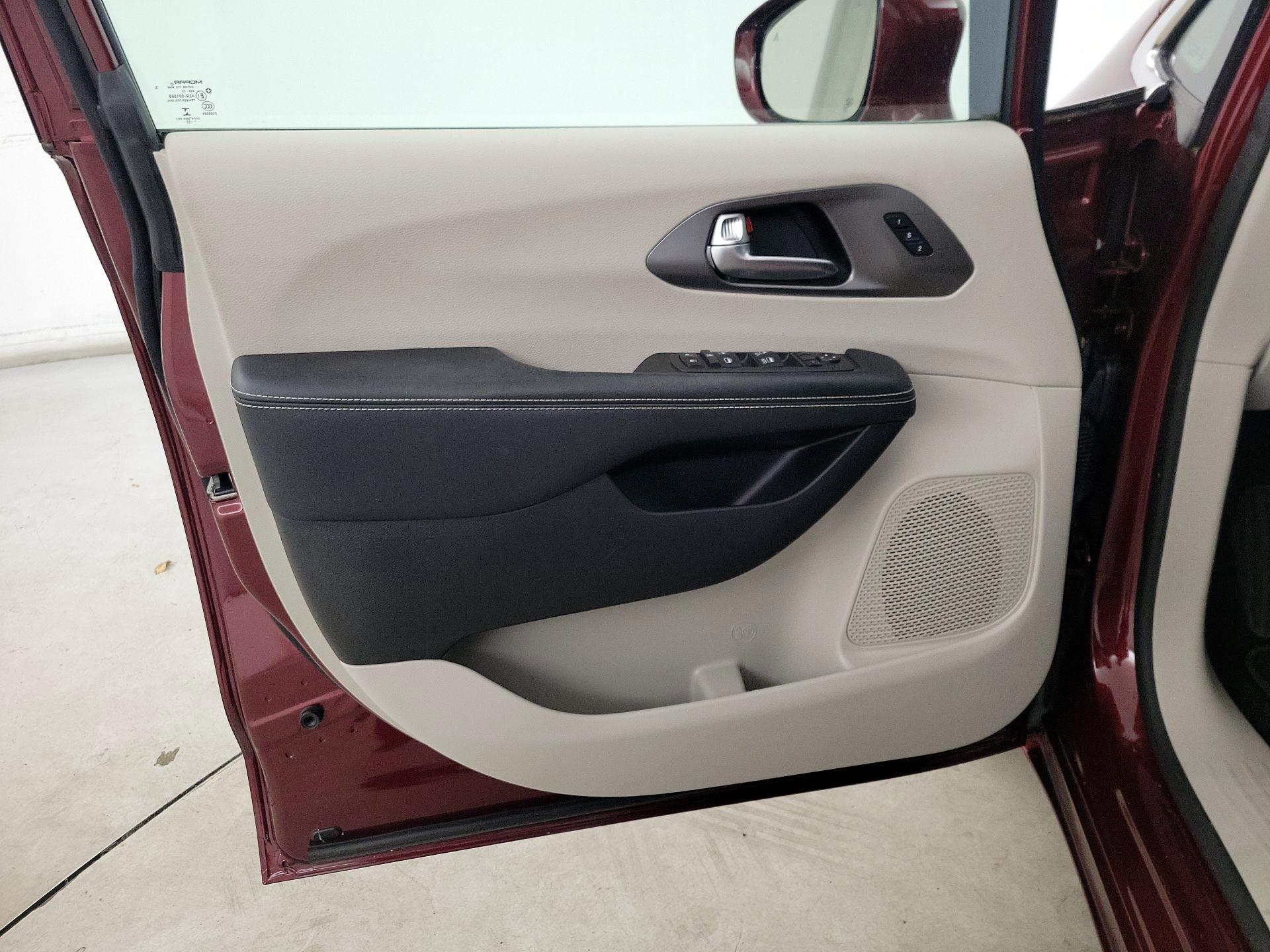 Thumbnail: 2022 Chrysler Pacifica - 12