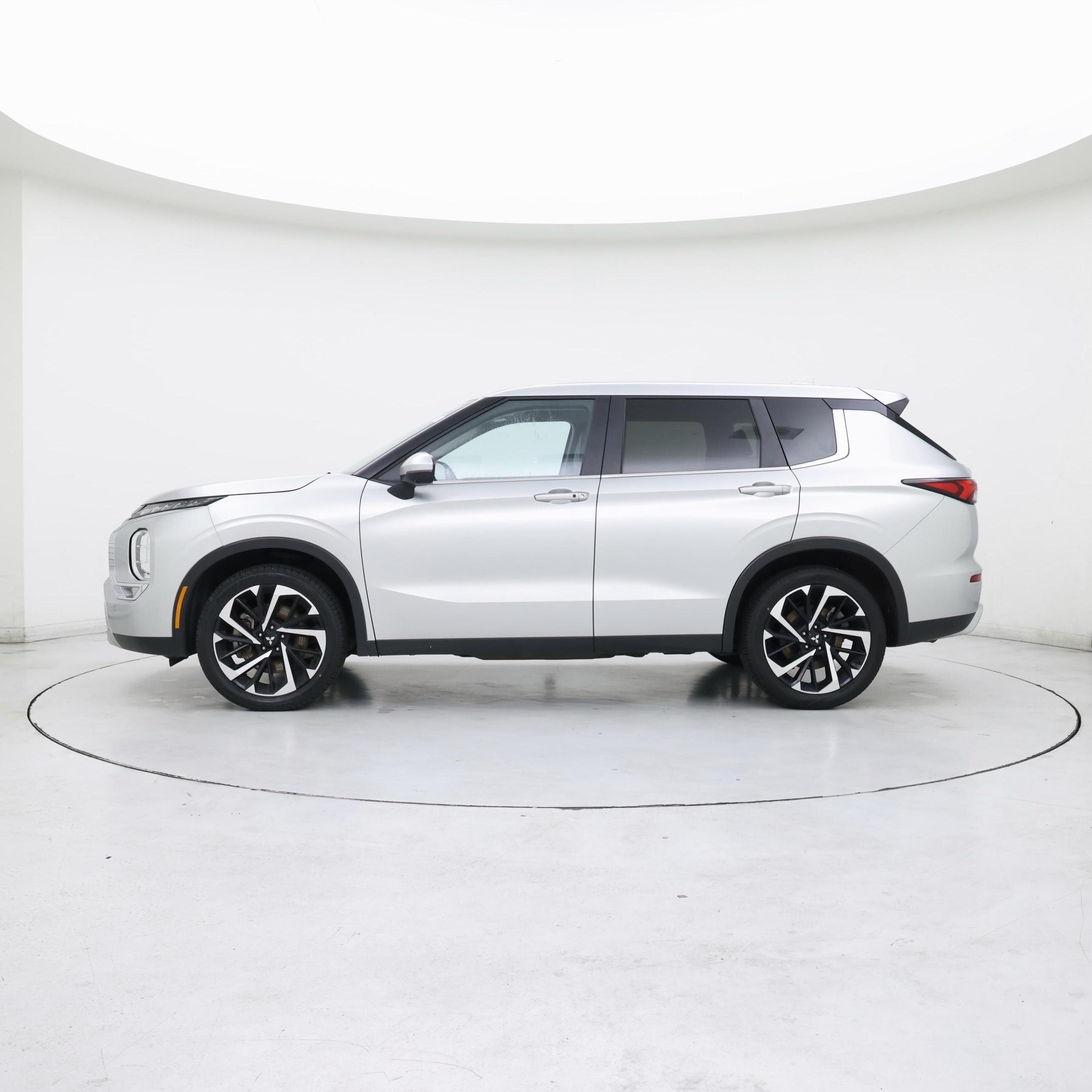 Thumbnail: 2024 Mitsubishi Outlander - 3