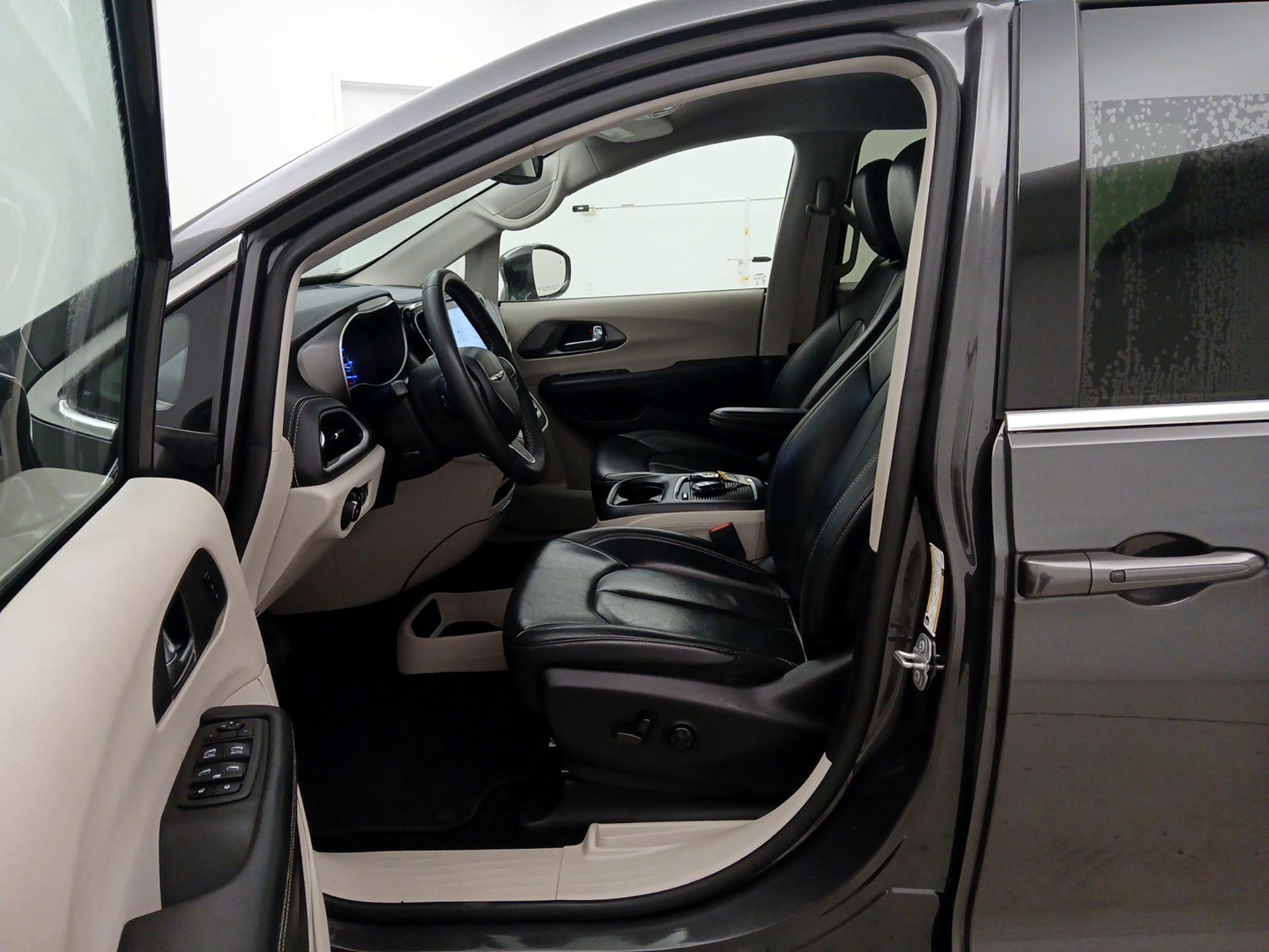 Thumbnail: 2022 Chrysler Pacifica - 11