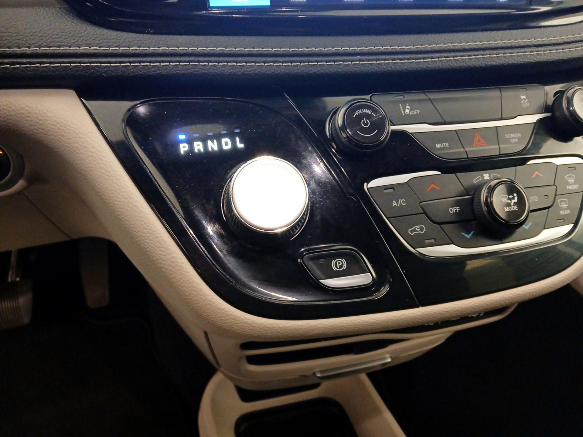 Thumbnail: 2022 Chrysler Pacifica - 17