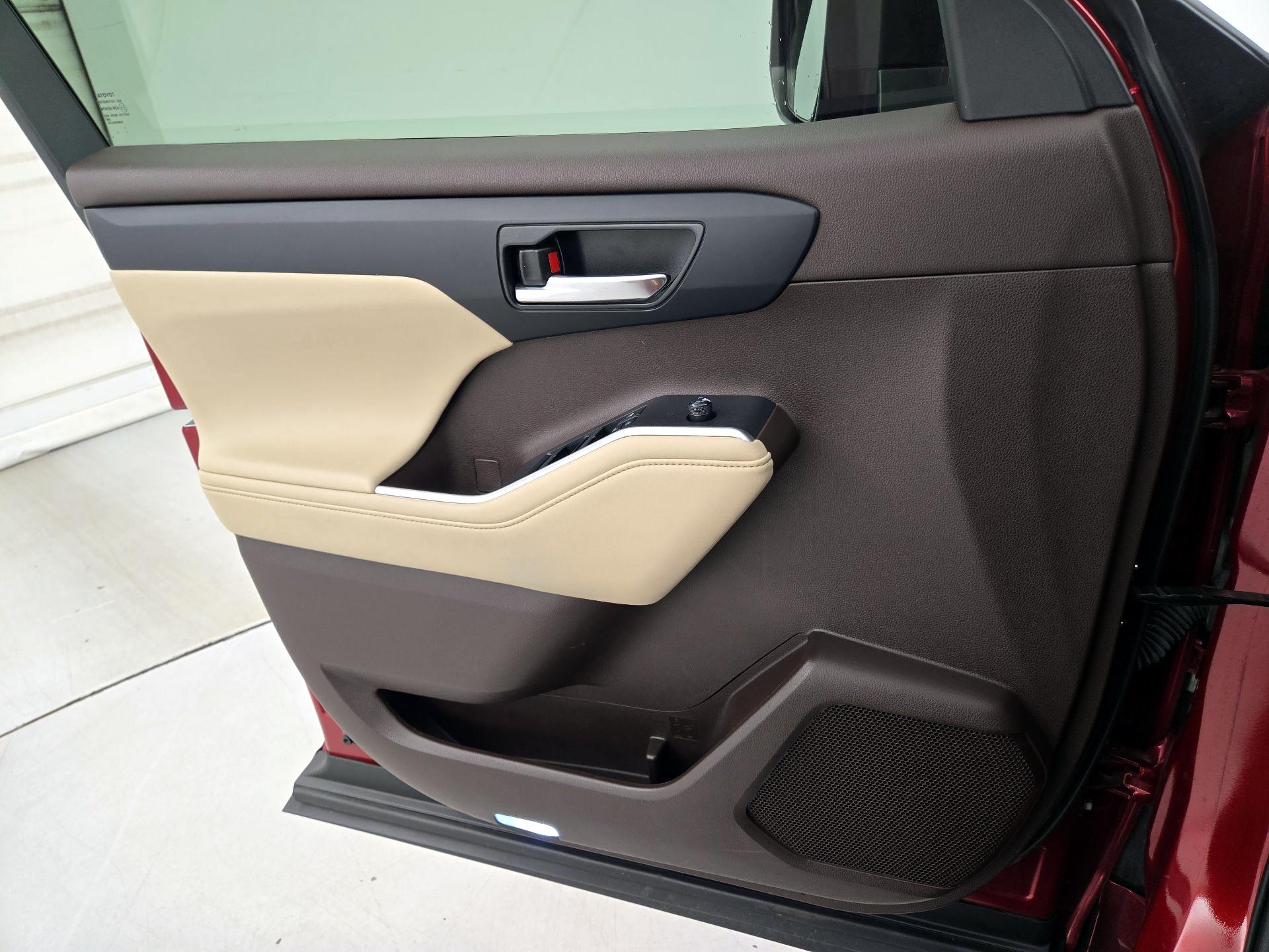 Thumbnail: 2021 Toyota Highlander - 12