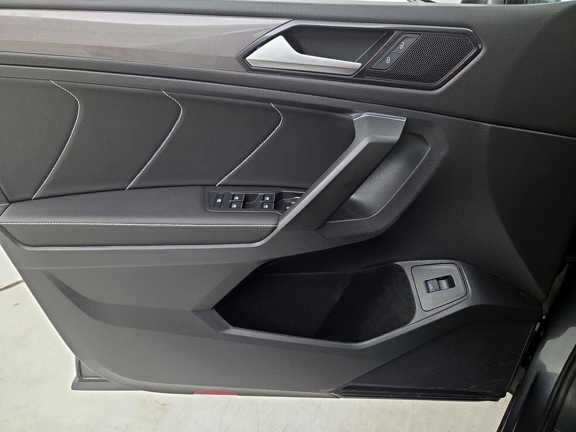 Thumbnail: 2022 Volkswagen Tiguan - 12