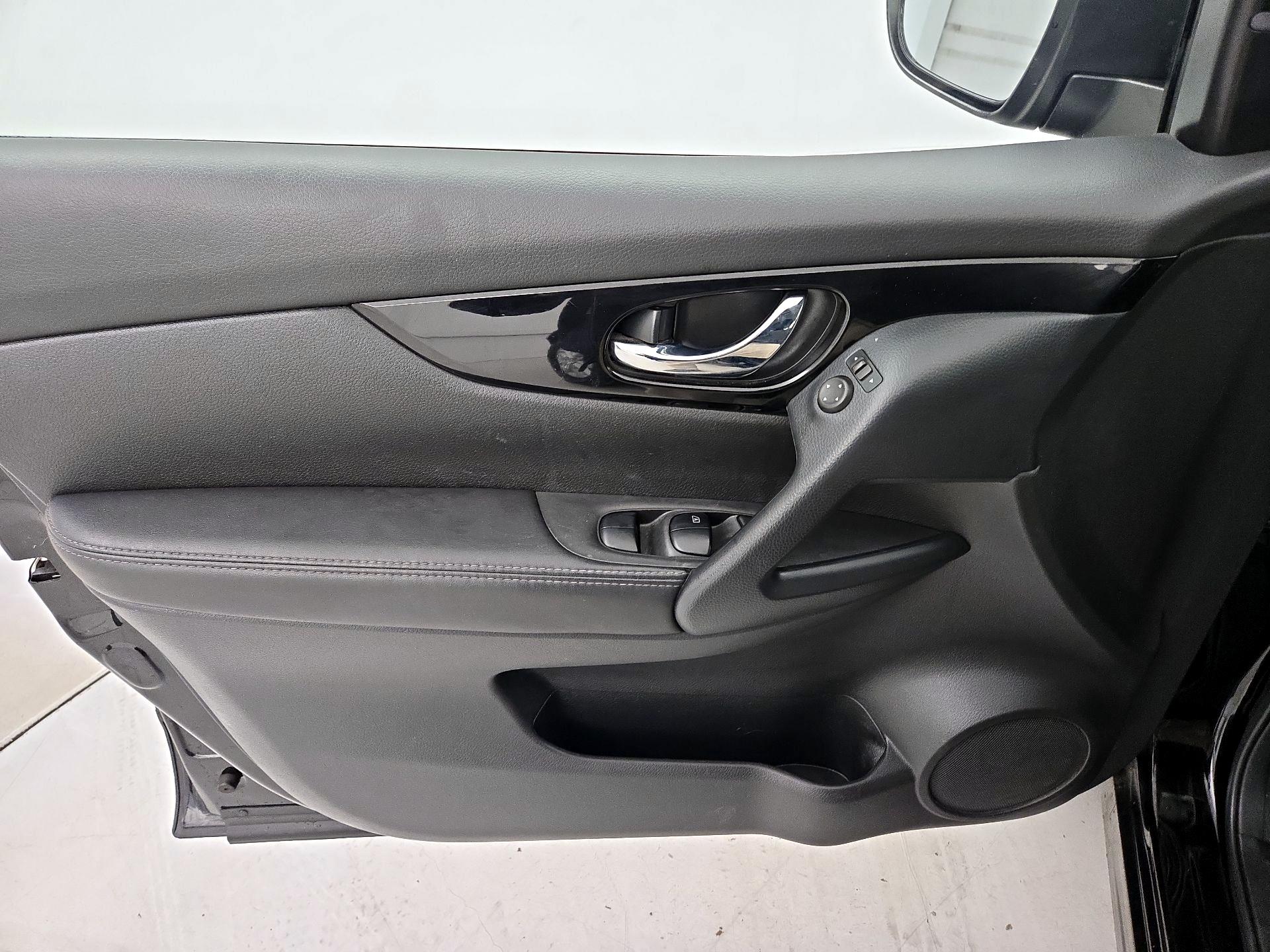 Thumbnail: 2020 Nissan Rogue Sport - 12