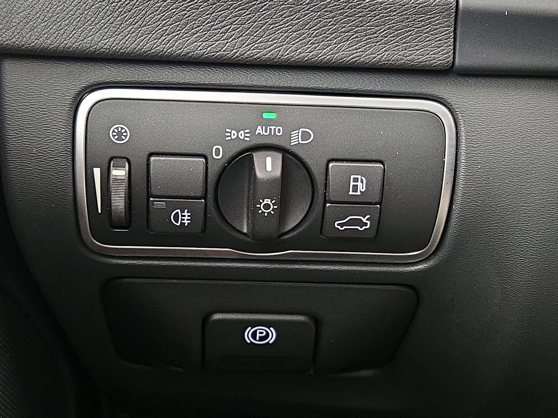 Thumbnail: 2015 Volvo V60 - 13