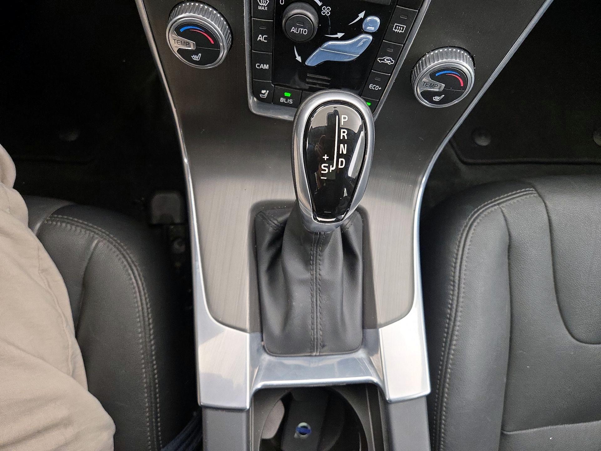 Thumbnail: 2015 Volvo V60 - 17