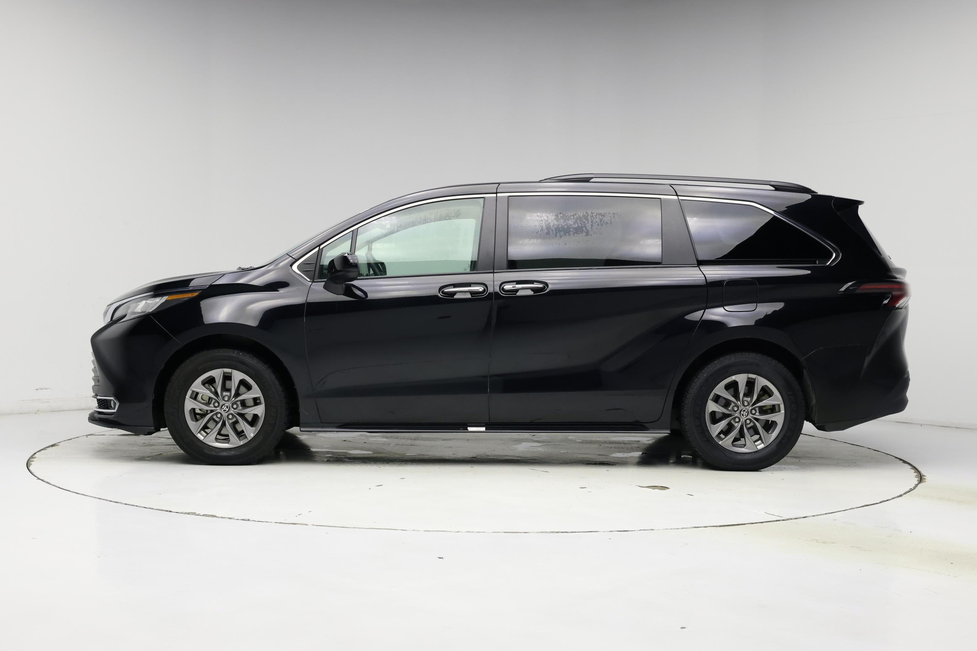 Thumbnail: 2023 Toyota Sienna - 3