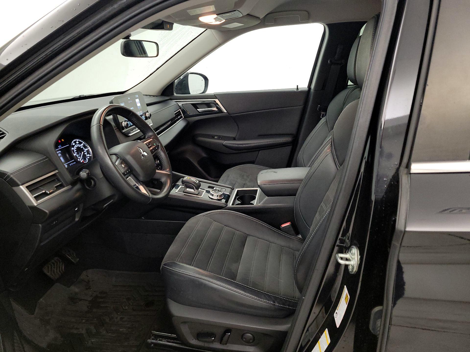 Thumbnail: 2022 Mitsubishi Outlander - 11