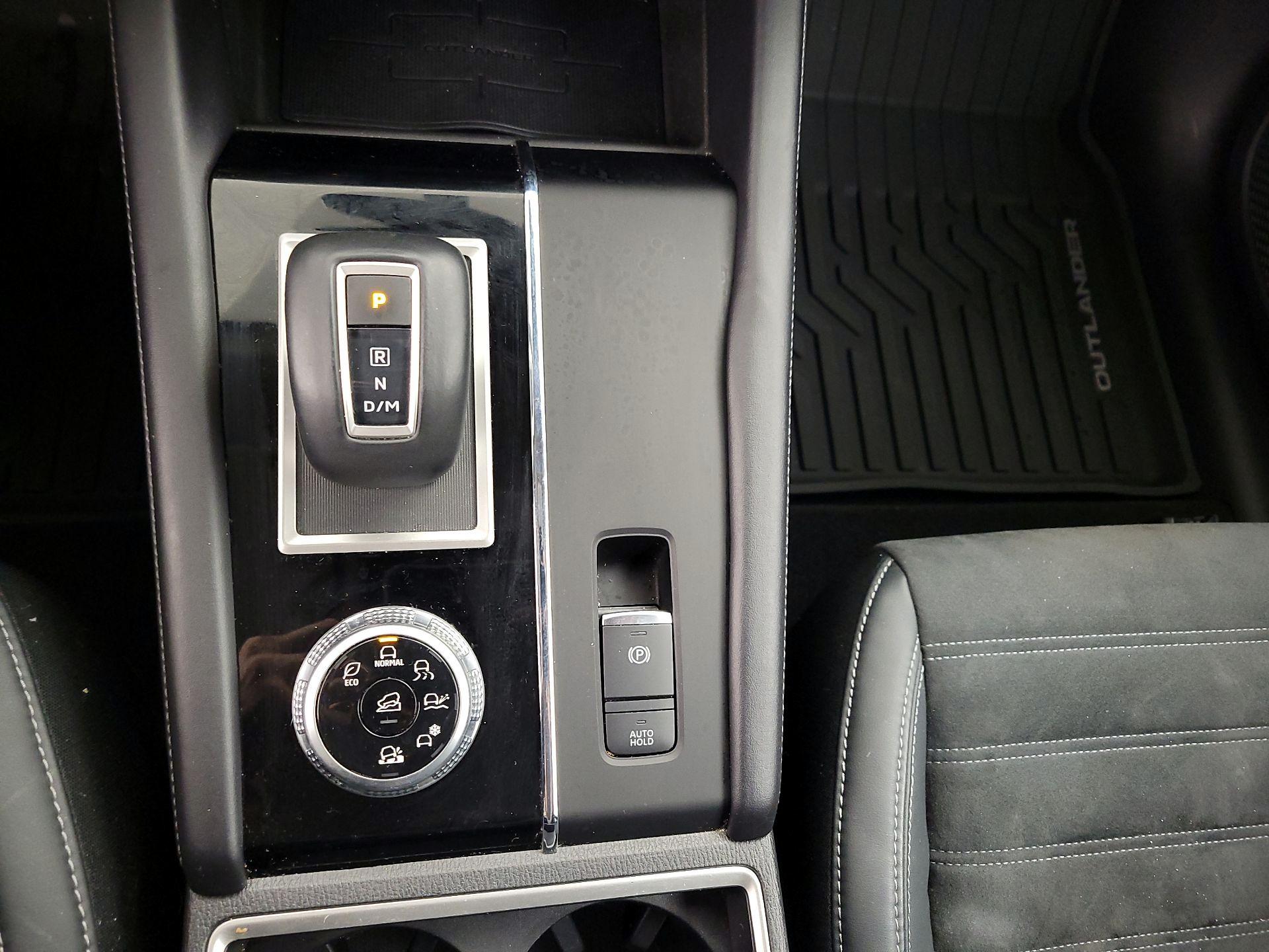 Thumbnail: 2022 Mitsubishi Outlander - 17