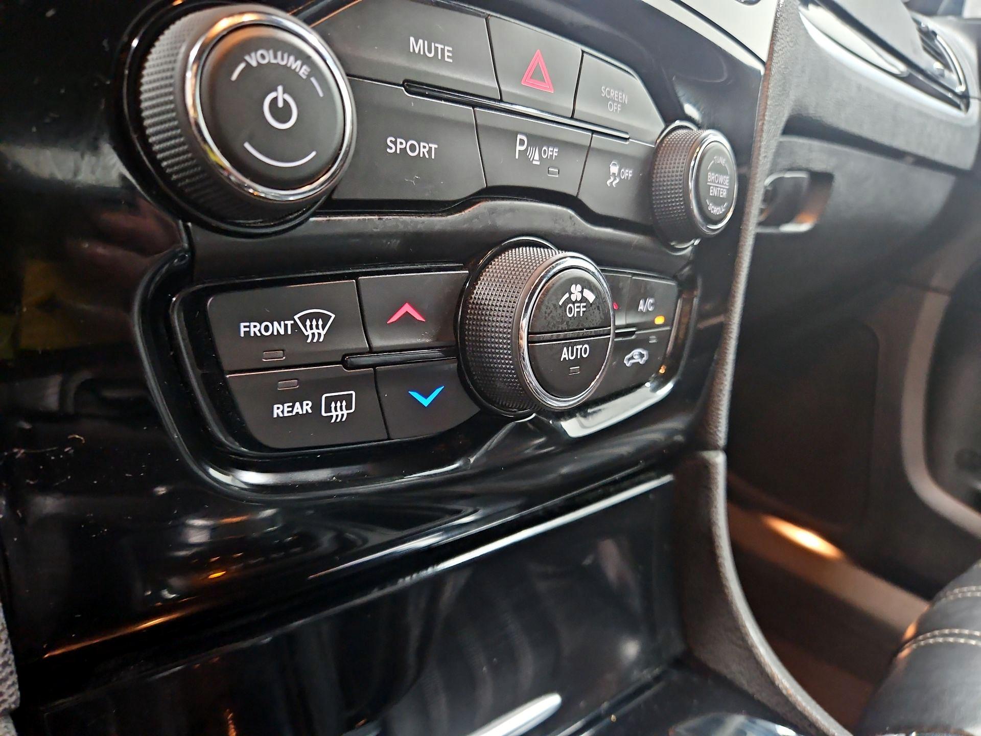 Thumbnail: 2023 Chrysler 300 - 16