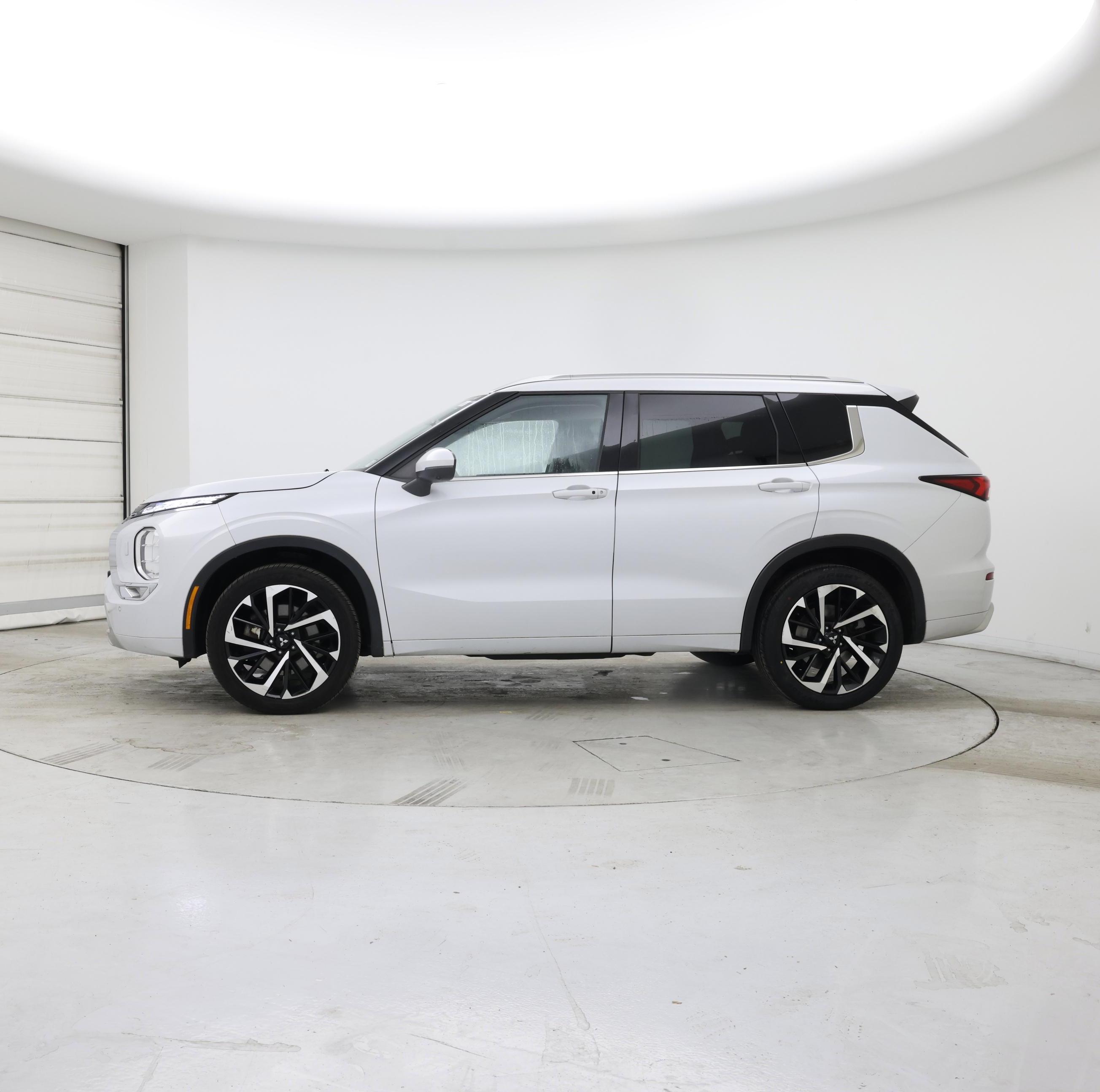 Thumbnail: 2022 Mitsubishi Outlander - 3