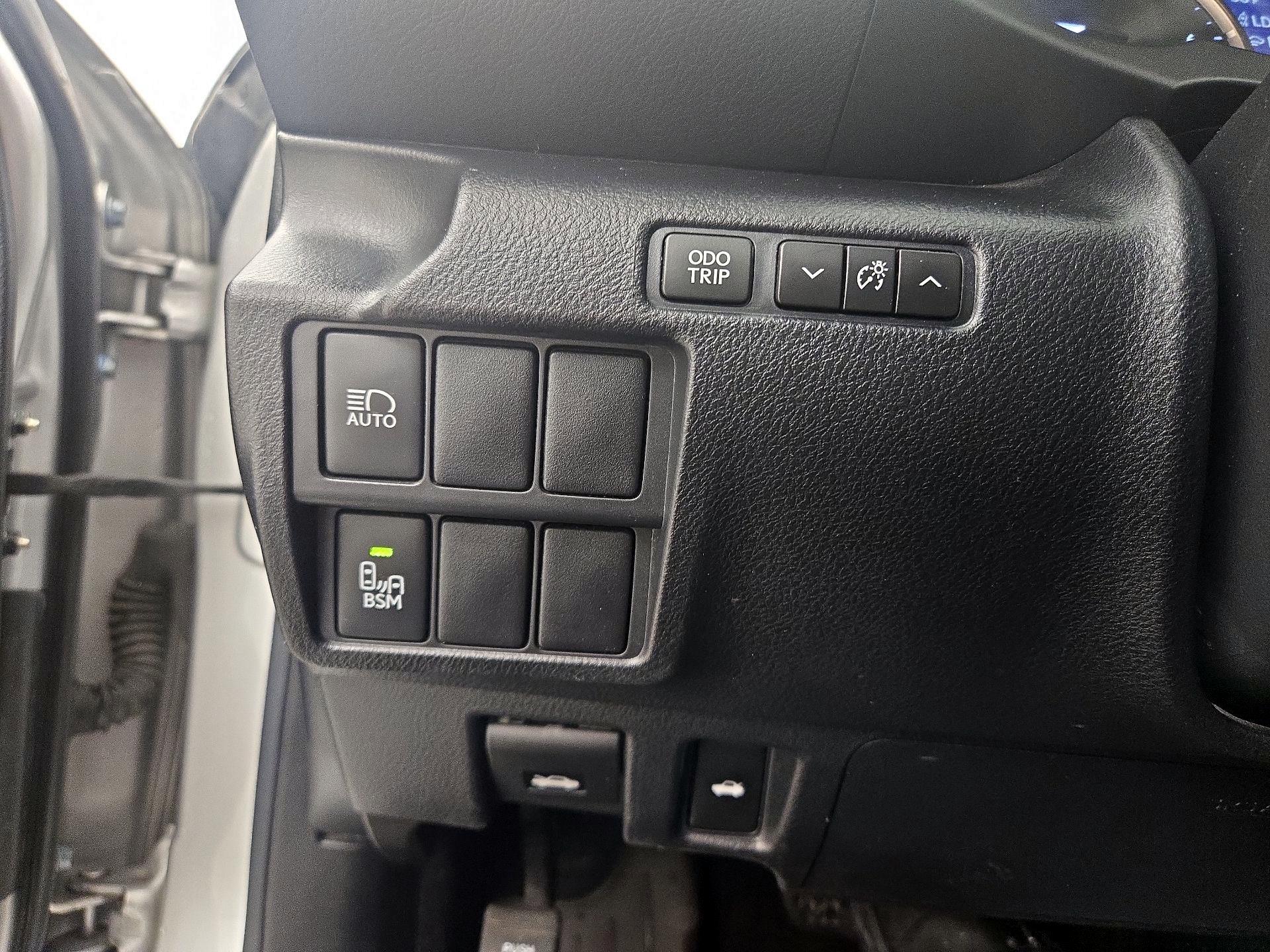 Thumbnail: 2019 Lexus IS - 13