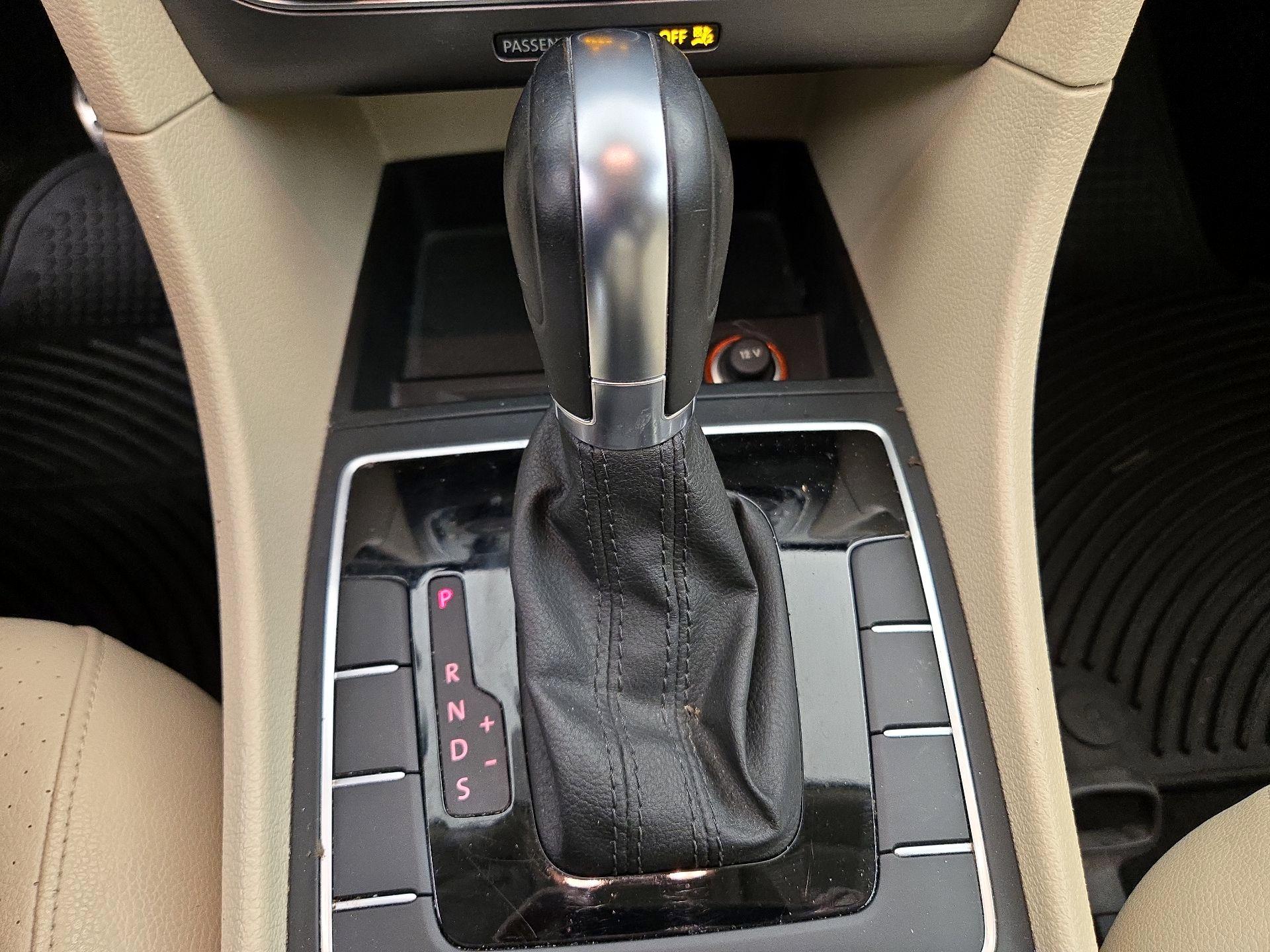 Thumbnail: 2018 Volkswagen Passat - 16