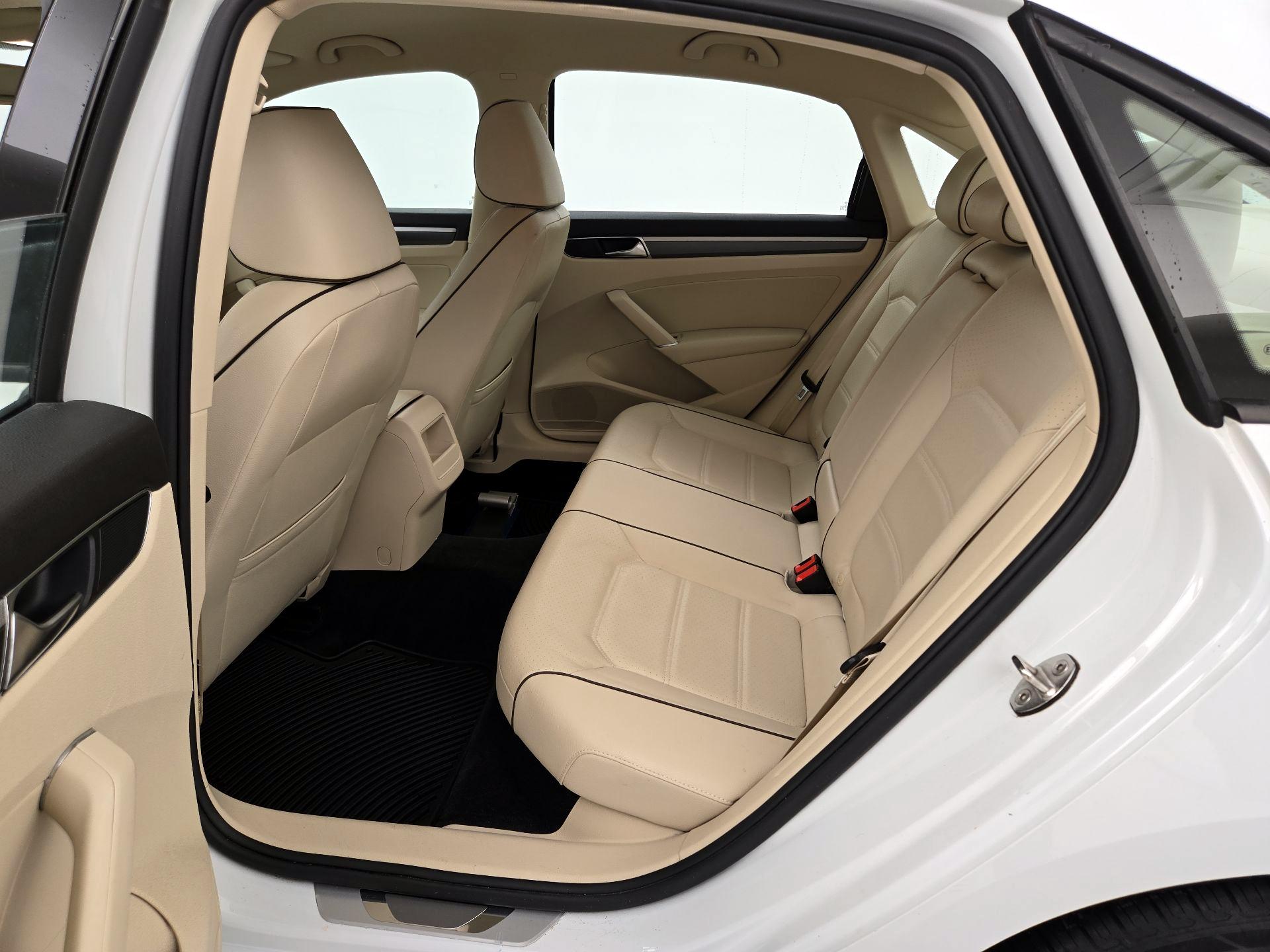 Thumbnail: 2018 Volkswagen Passat - 18