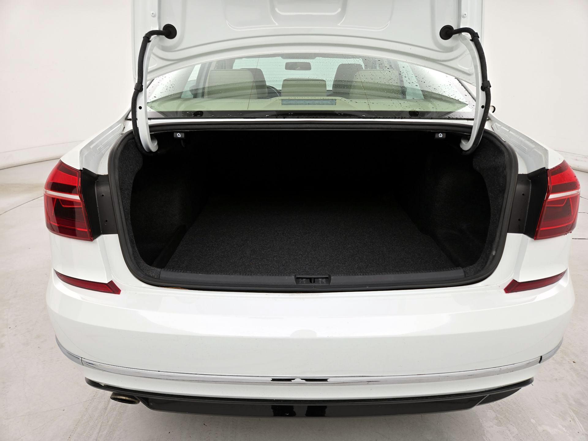 Thumbnail: 2018 Volkswagen Passat - 19