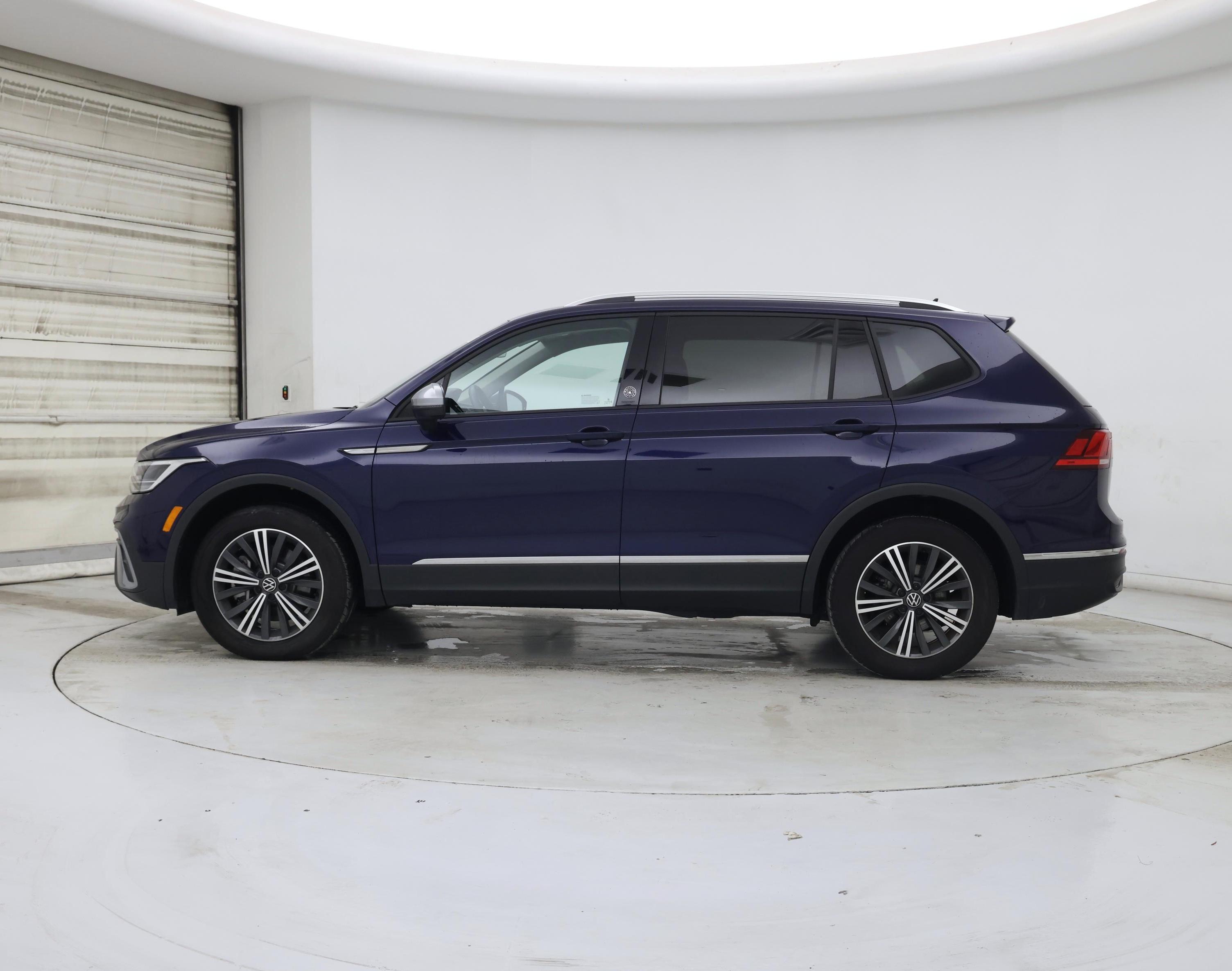 Thumbnail: 2024 Volkswagen Tiguan - 3