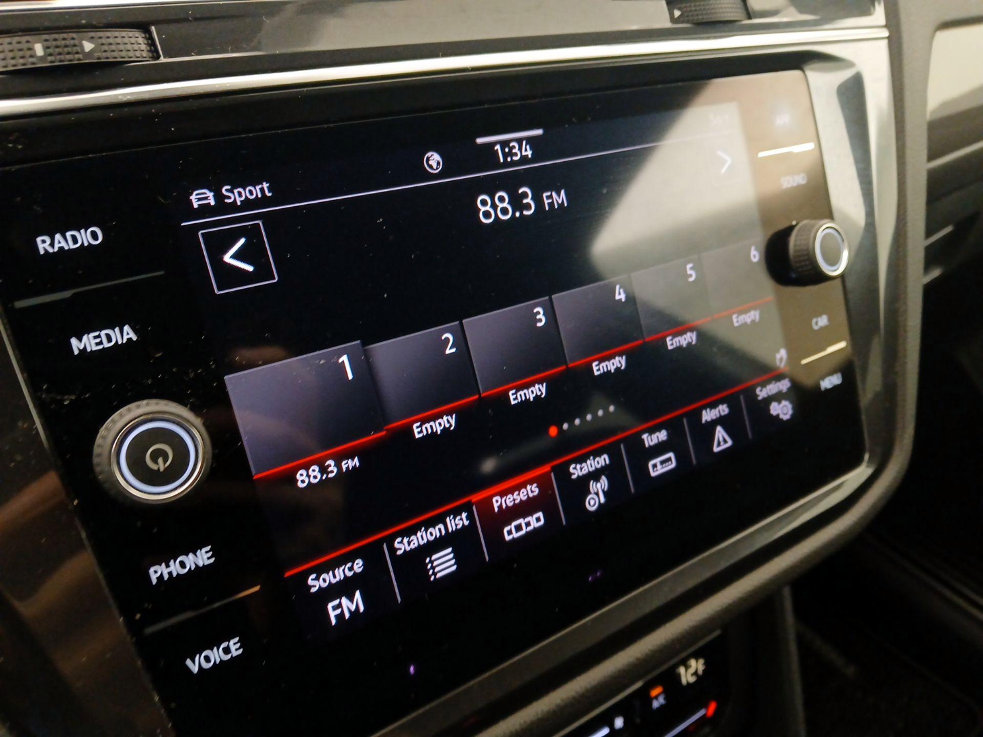 Thumbnail: 2022 Volkswagen Tiguan - 15