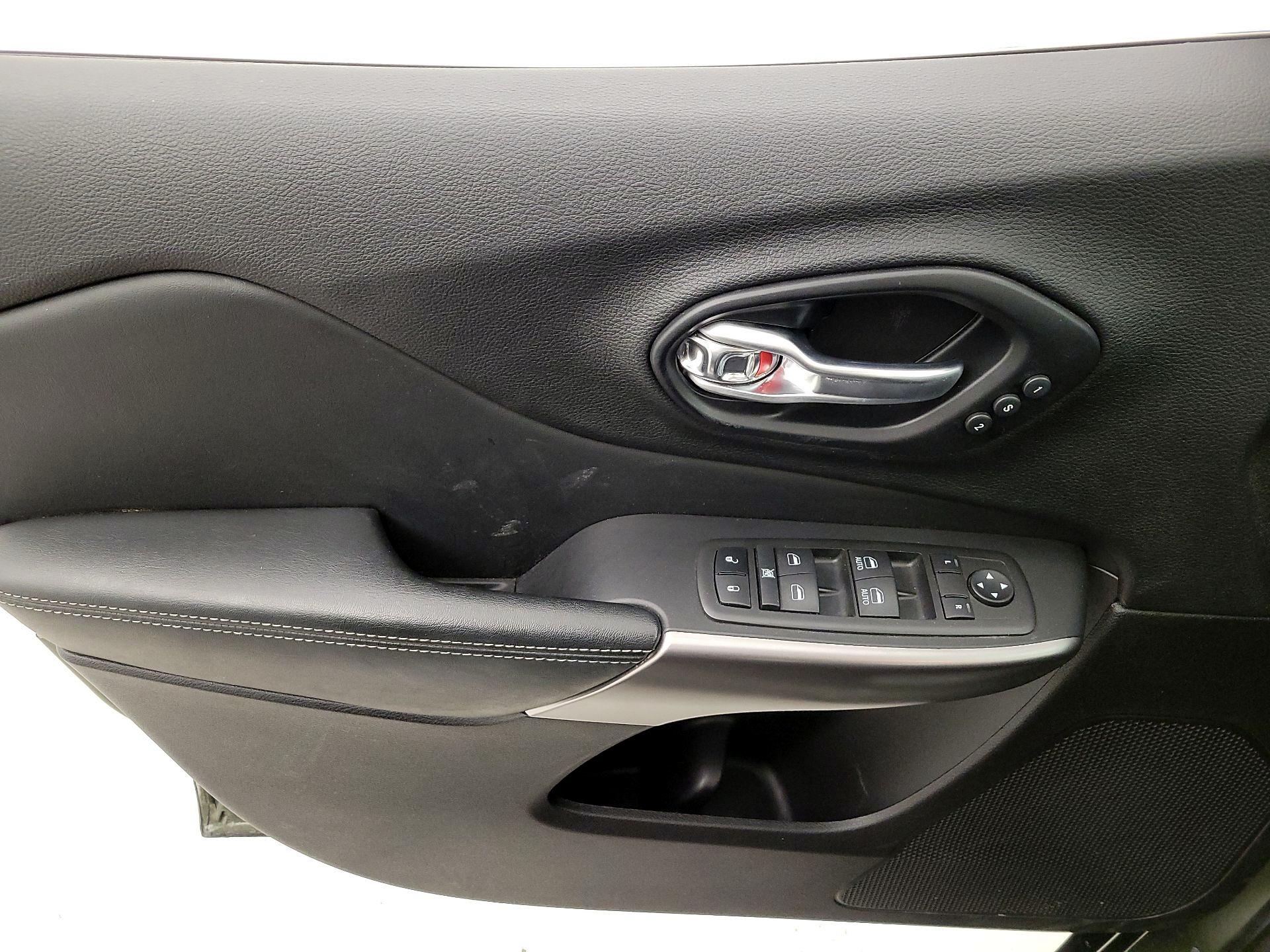 Thumbnail: 2021 Jeep Cherokee - 12