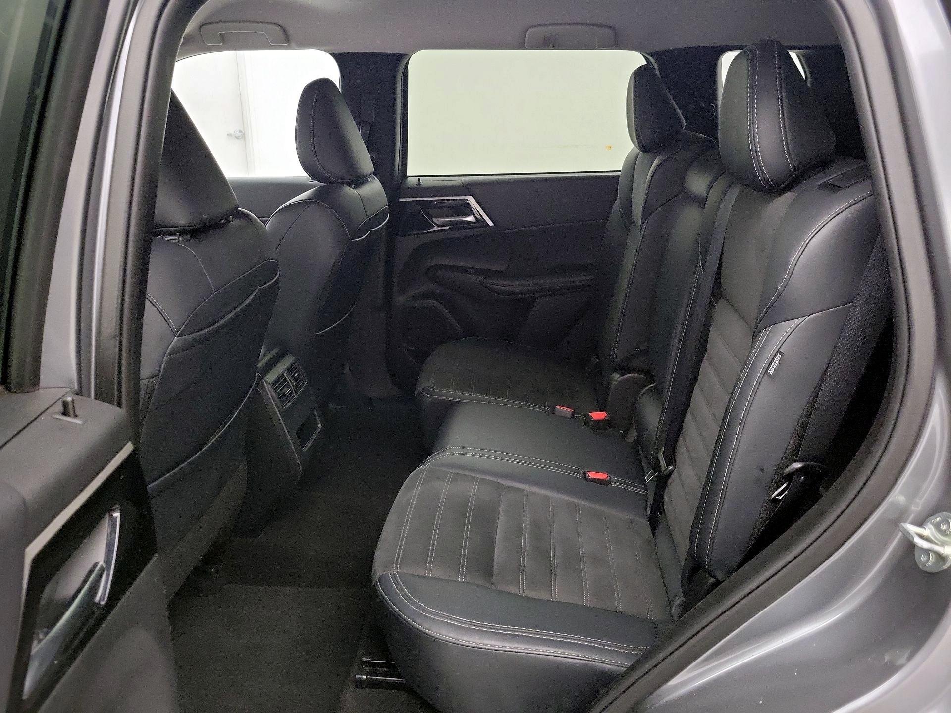 Thumbnail: 2024 Mitsubishi Outlander - 20