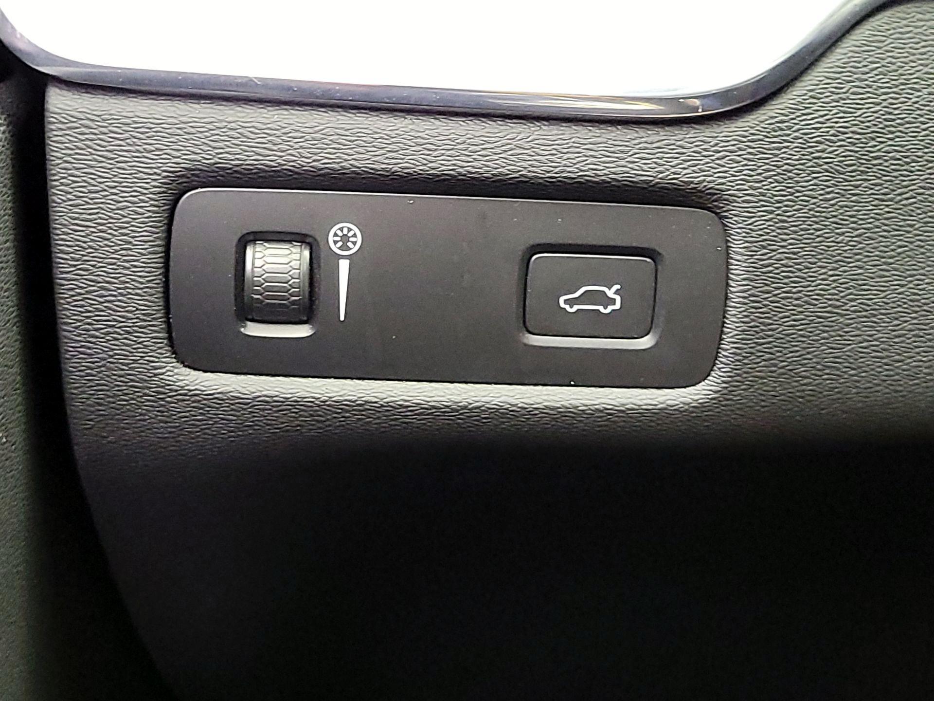 Thumbnail: 2022 Volvo XC60 - 13