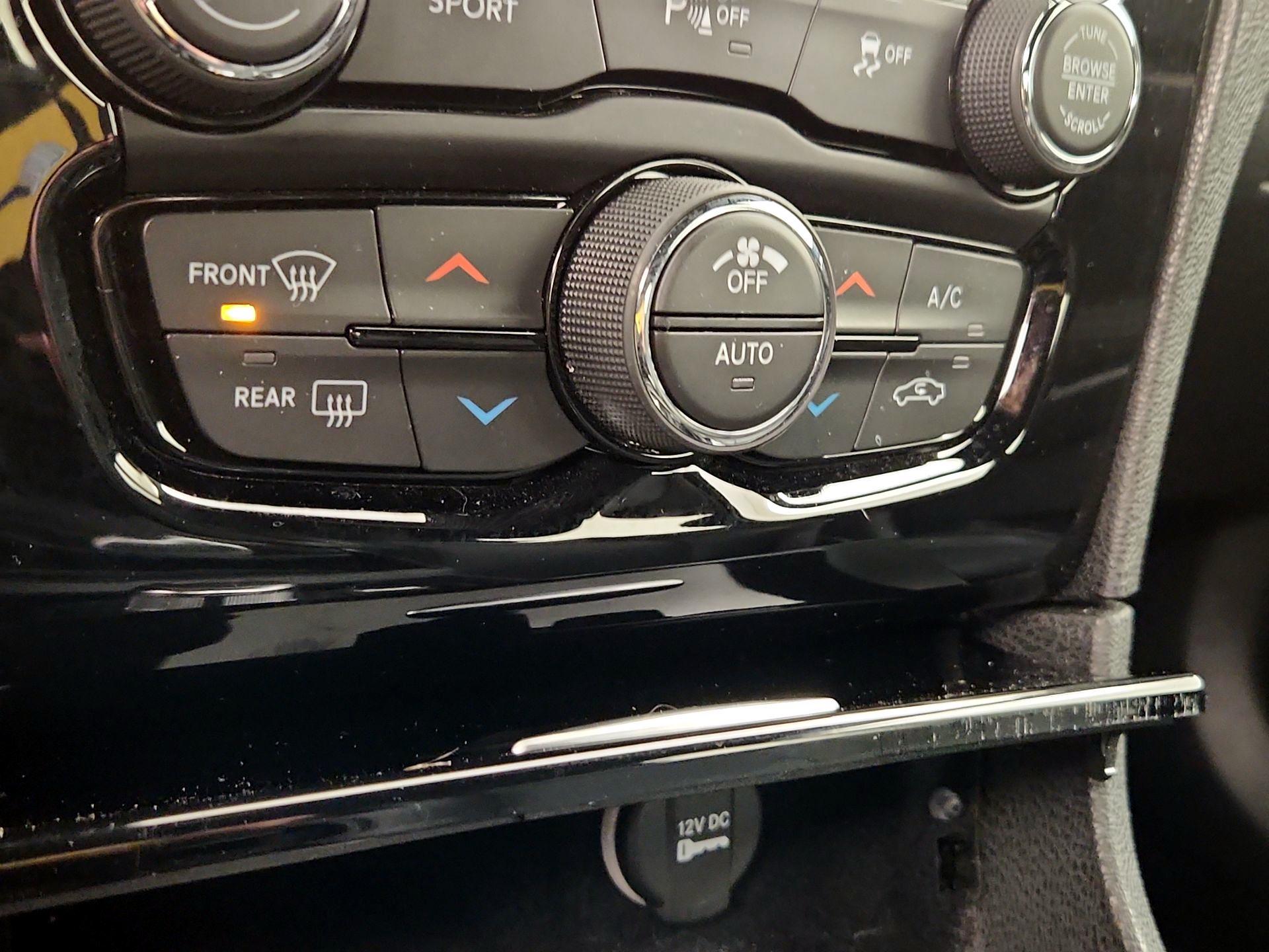 Thumbnail: 2023 Chrysler 300 - 17