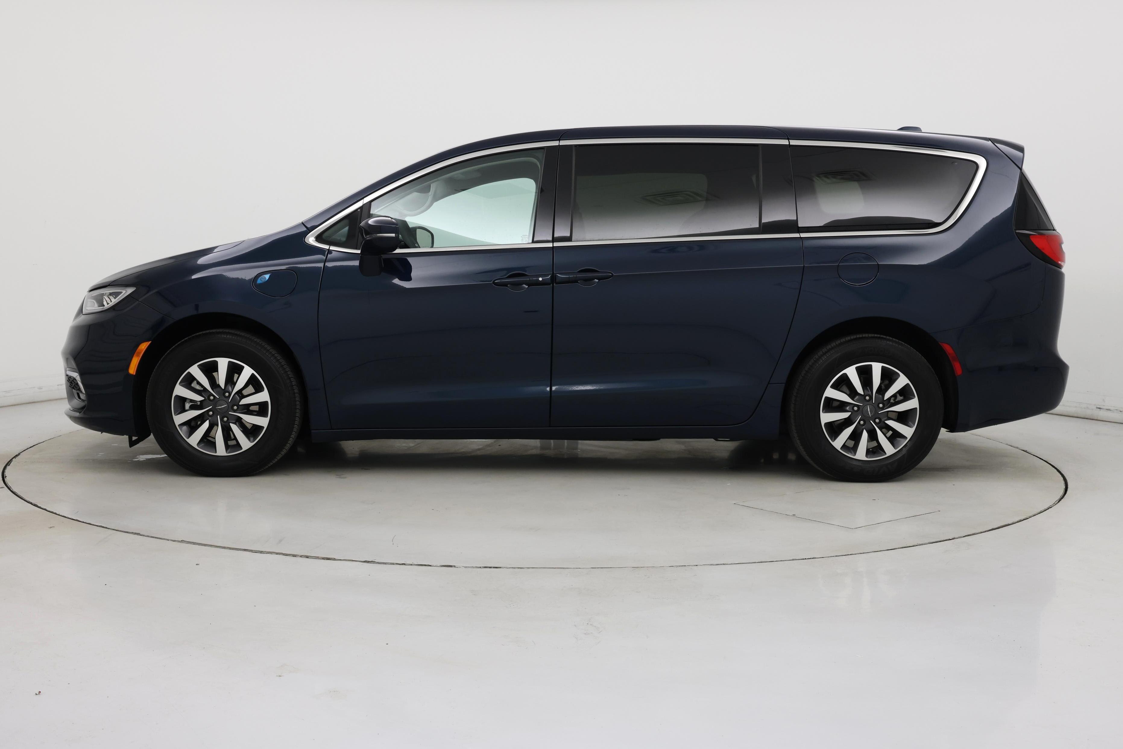 Thumbnail: 2022 Chrysler Pacifica - 3