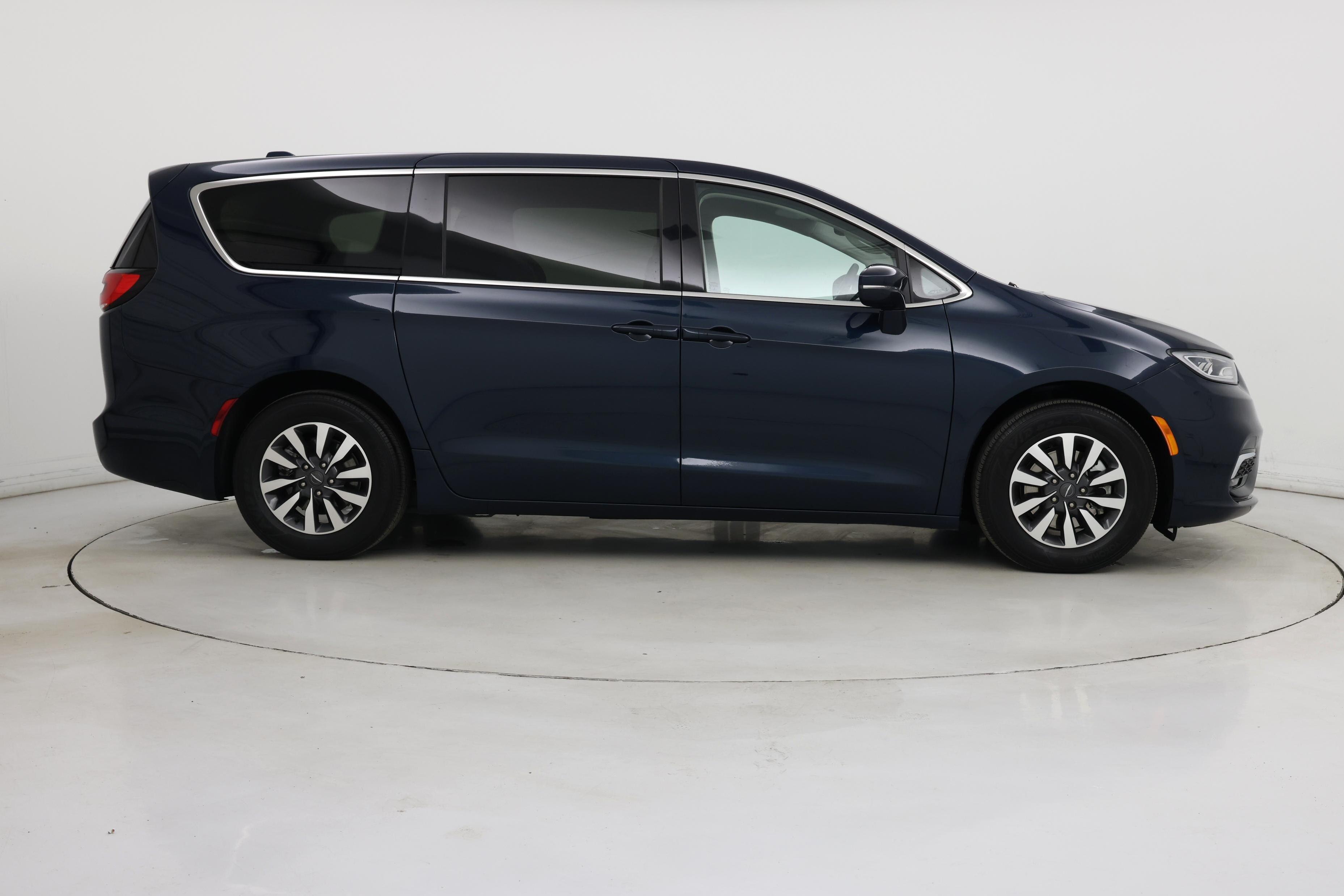Thumbnail: 2022 Chrysler Pacifica - 7