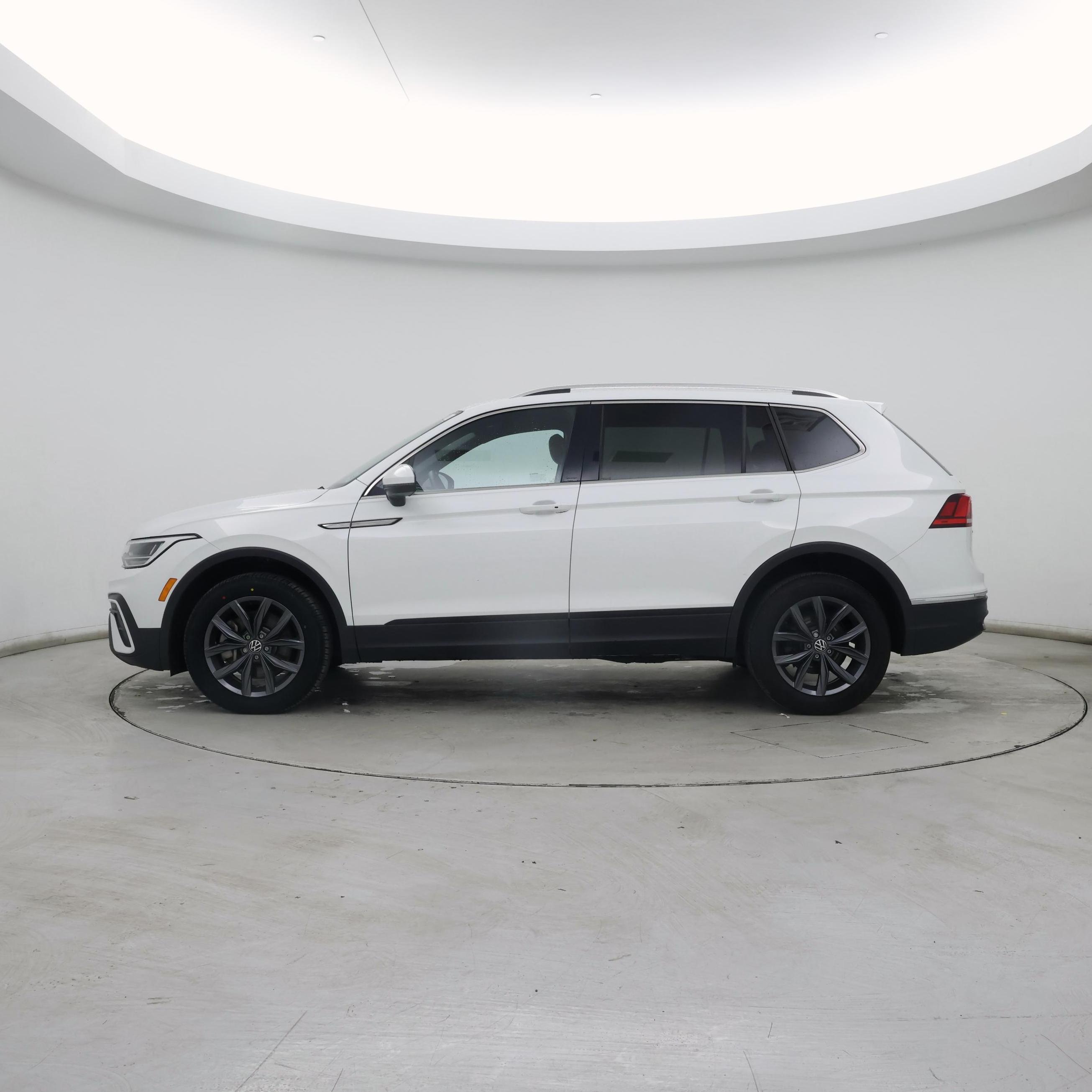 Thumbnail: 2022 Volkswagen Tiguan - 3