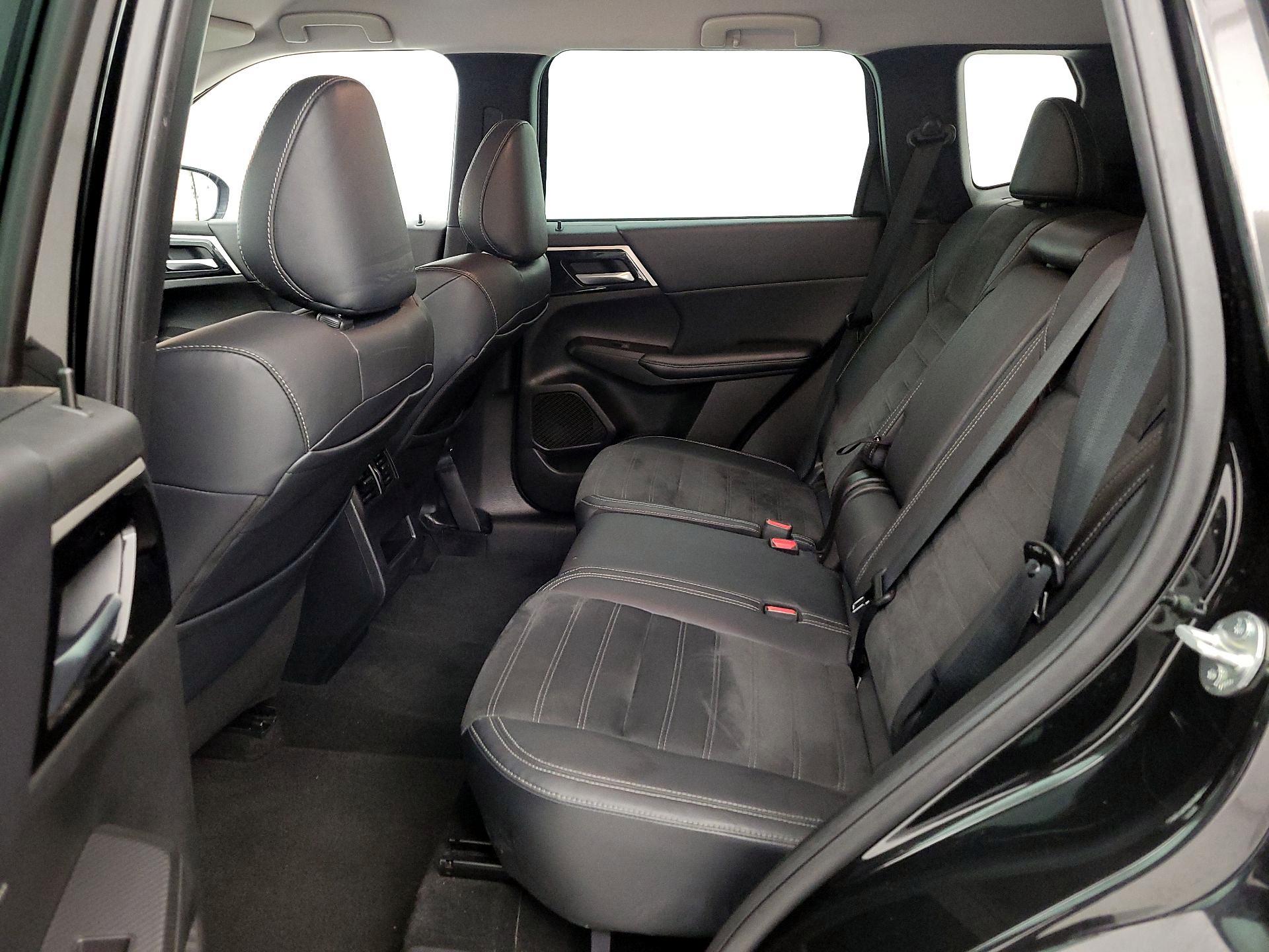 Thumbnail: 2023 Mitsubishi Outlander - 20