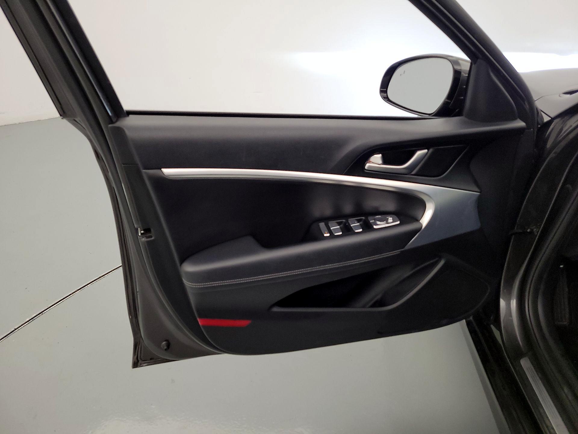 Thumbnail: 2023 Genesis G70 - 12