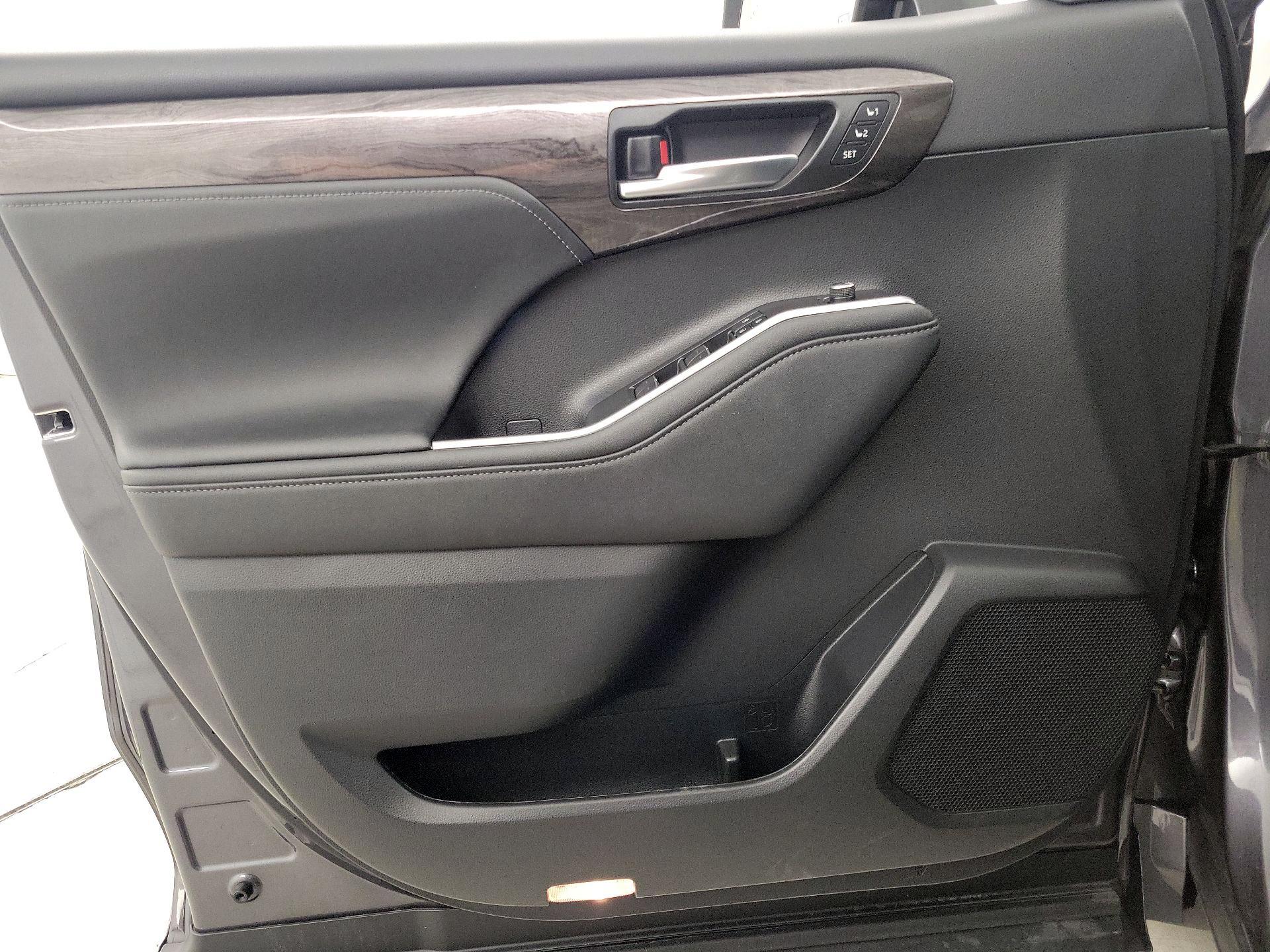 Thumbnail: 2023 Toyota Highlander - 12