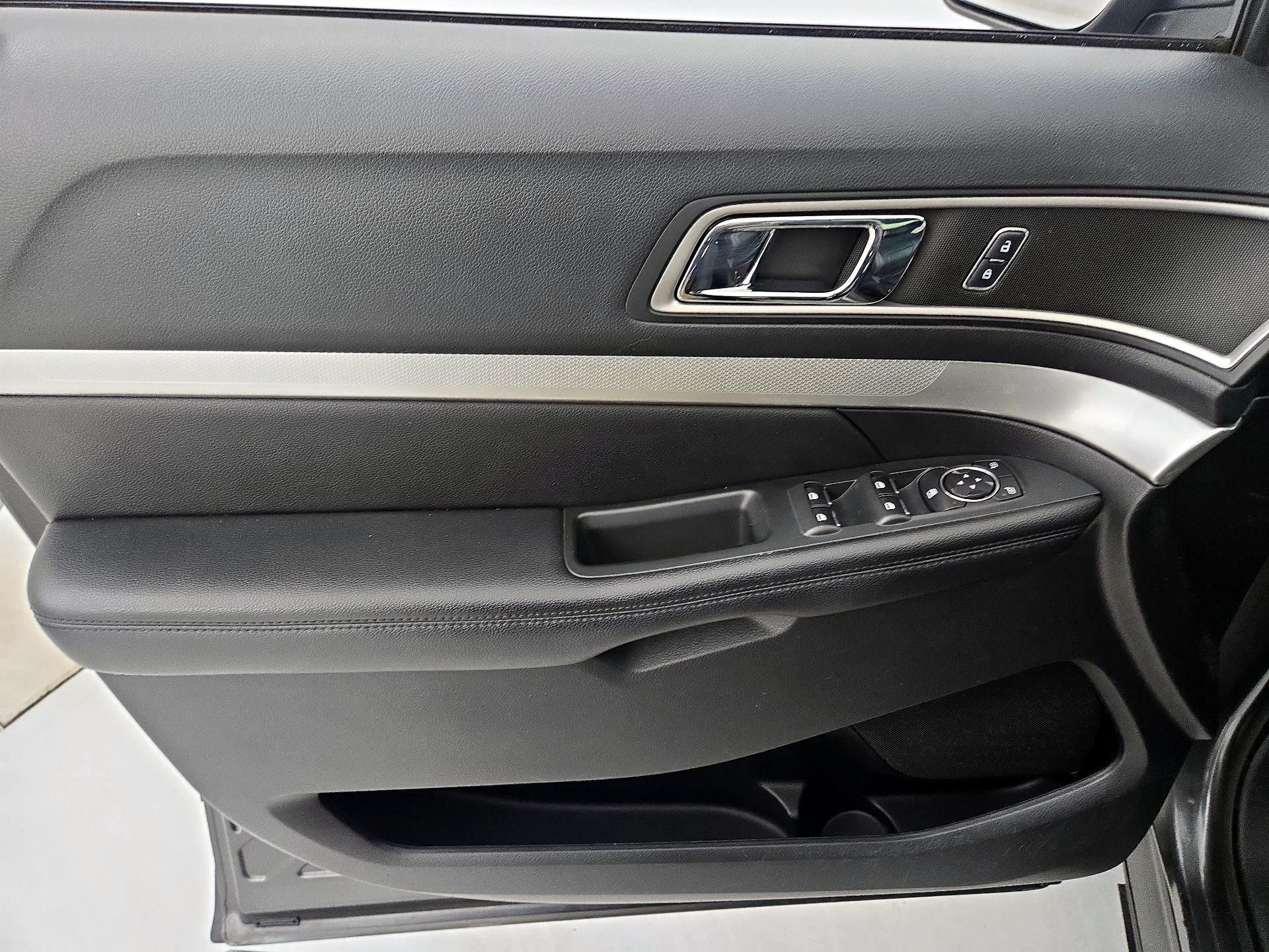 Thumbnail: 2016 Ford Explorer - 12